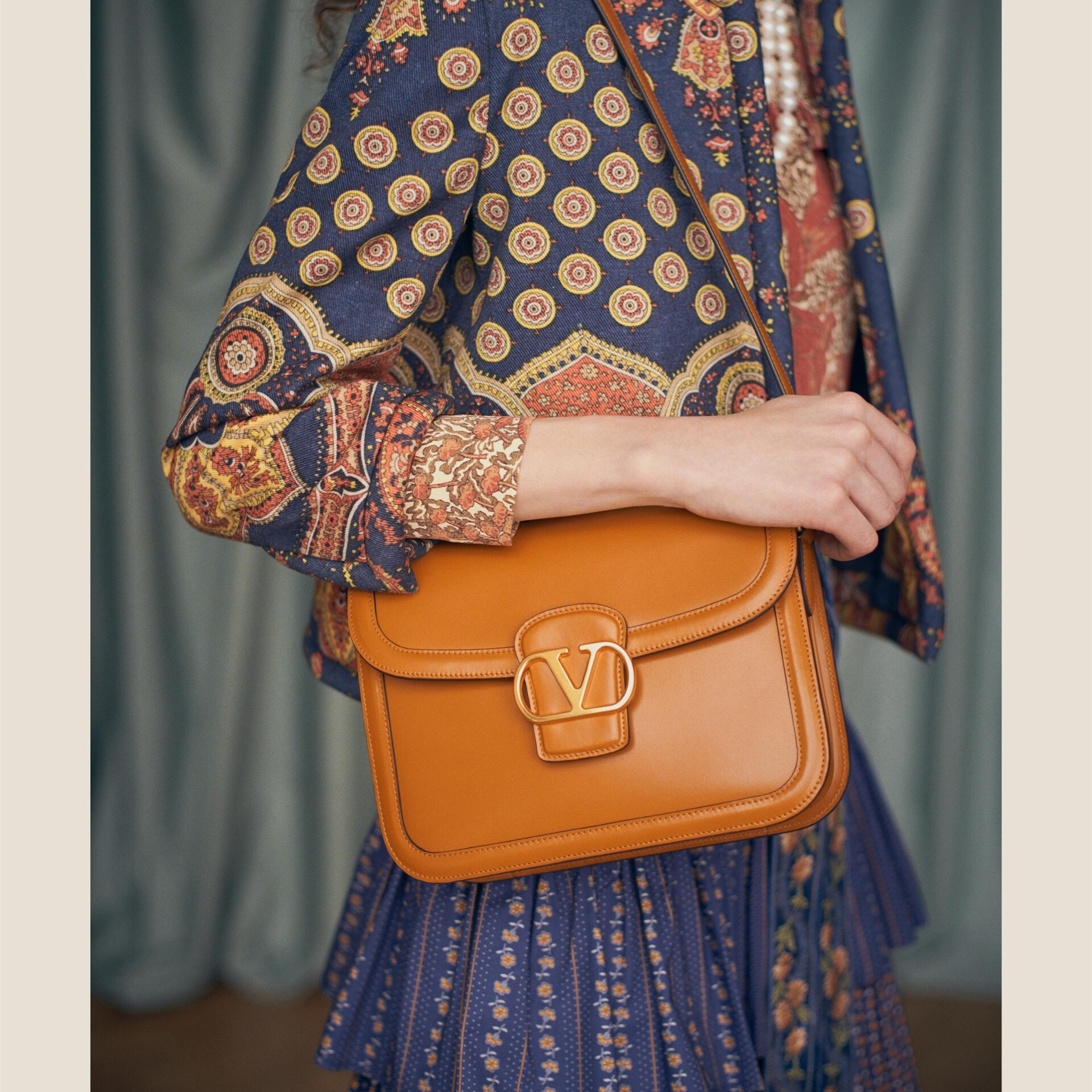 BAG(24.5  x 18.5 x 8 CM)