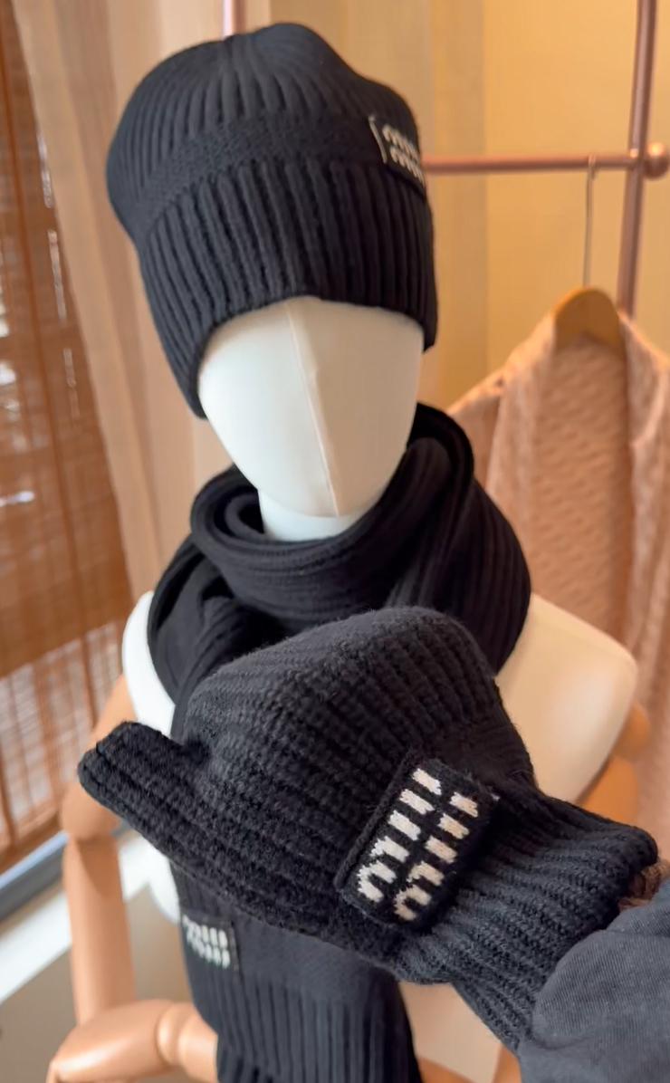Gloves+Hat+Scarf