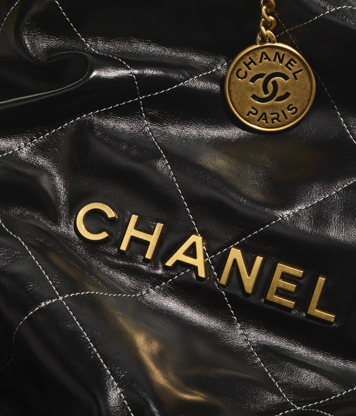 CHANEL 22 HANDBAG -  Black Leather