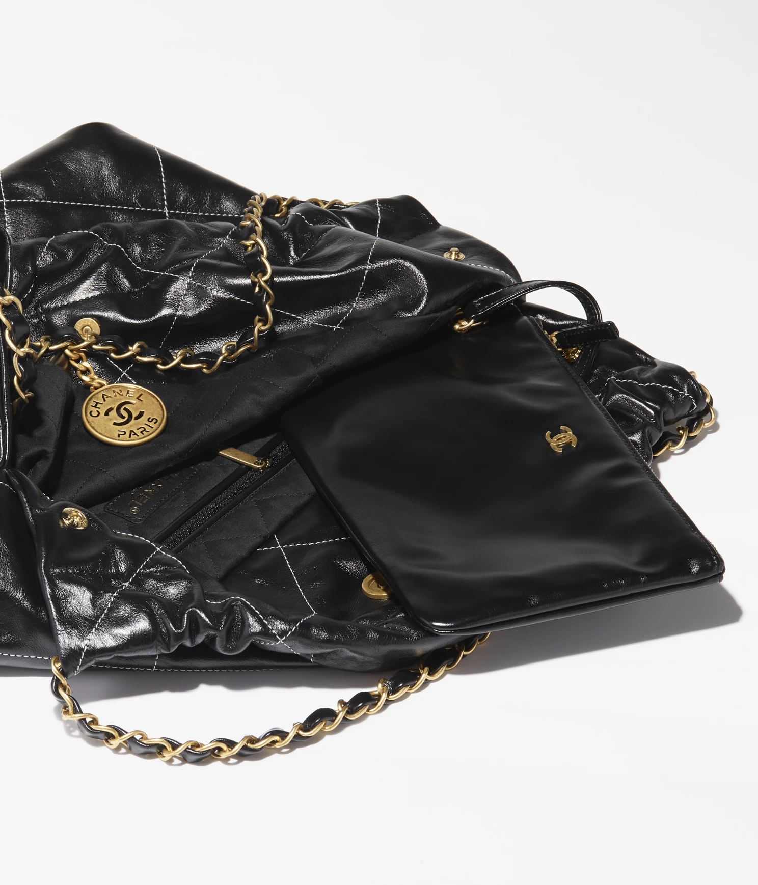 CHANEL 22 HANDBAG -  Black Leather