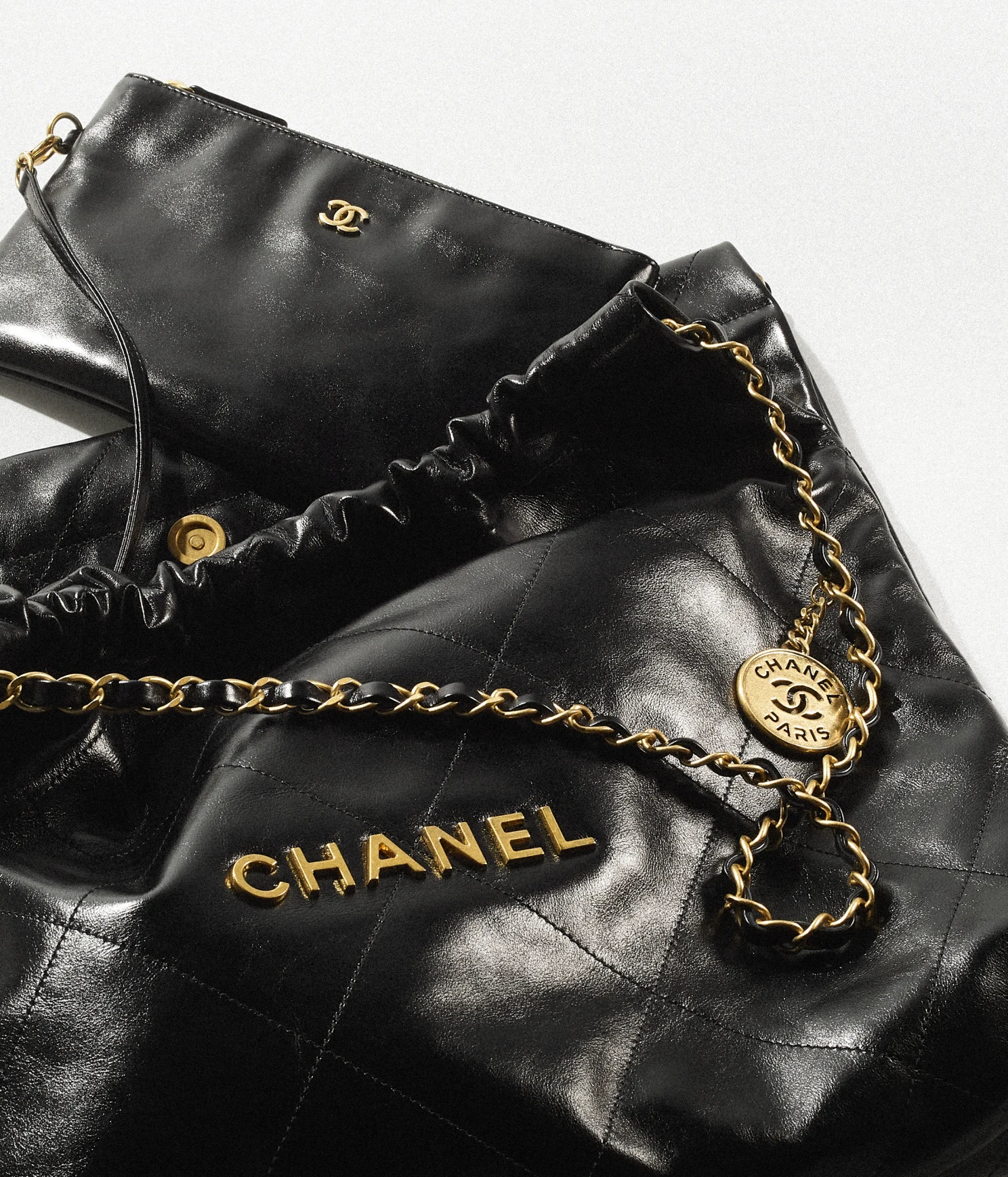 CHANEL 22 HANDBAG - Black & White Leather