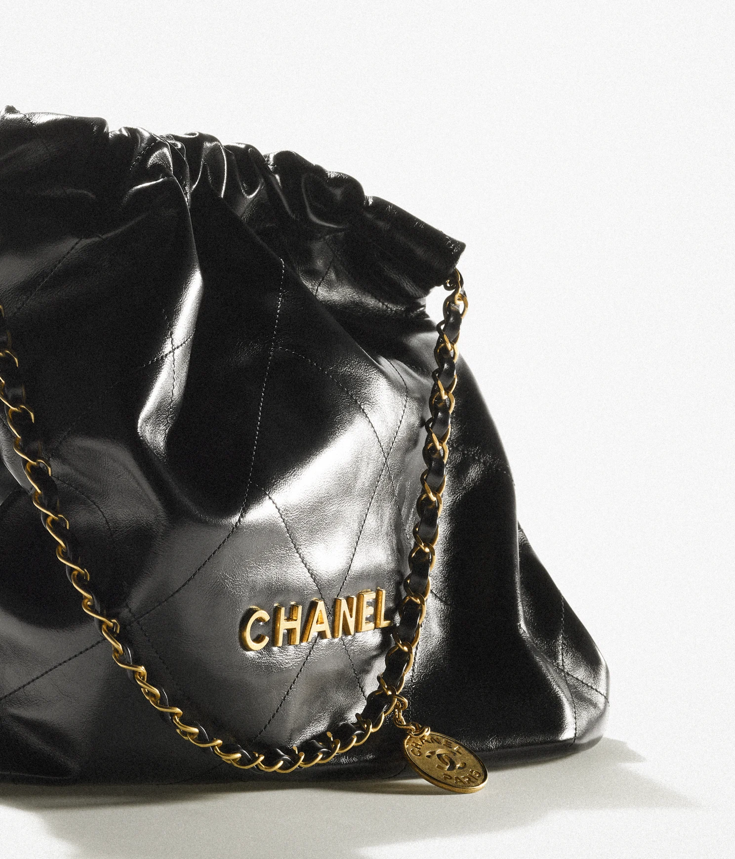 CHANEL 22 HANDBAG - Black & White Leather
