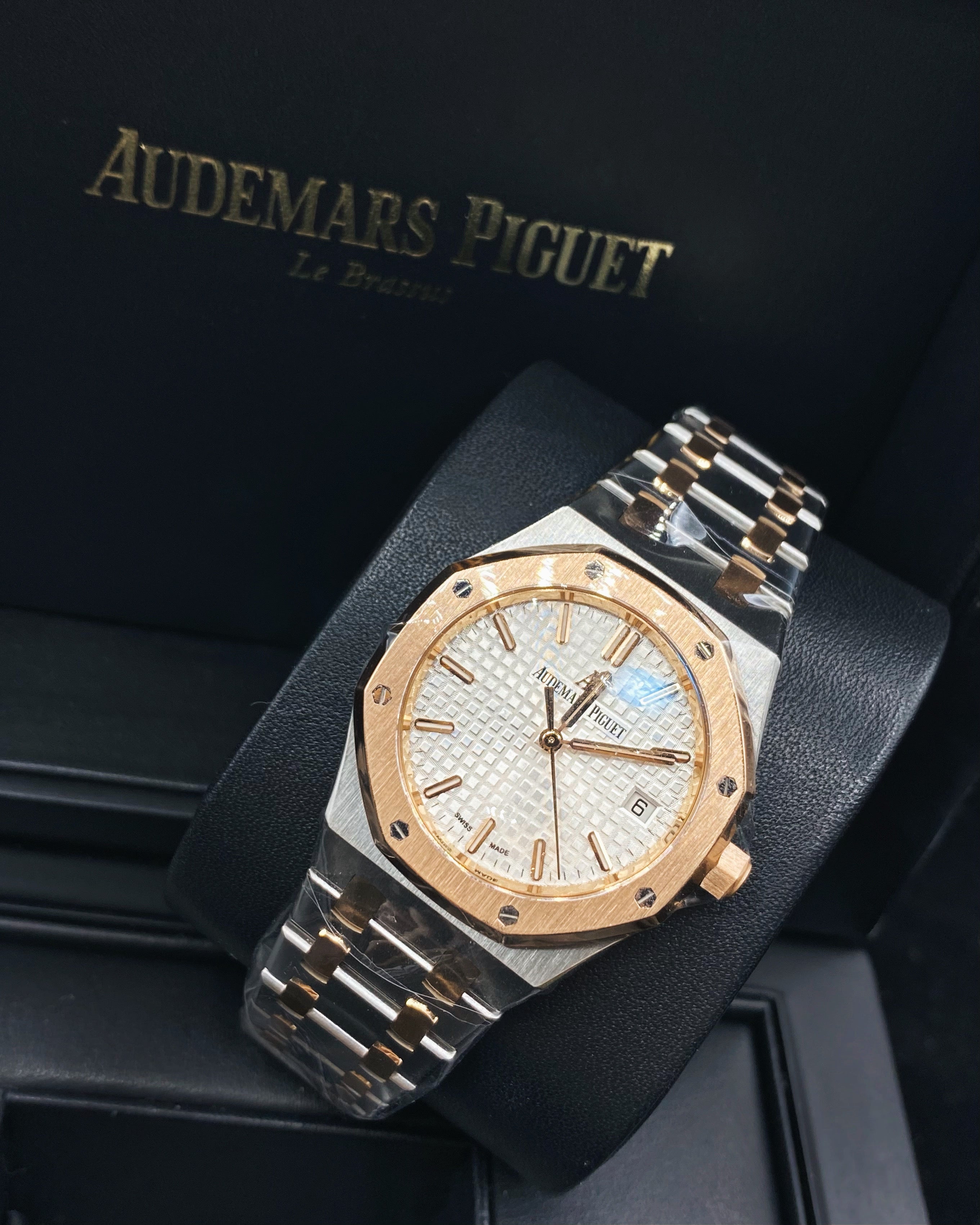 AUDEMARS PIGUET Royal Oak Selfwinding Silver dial, 37mm, Steel and 18k Rose gold,