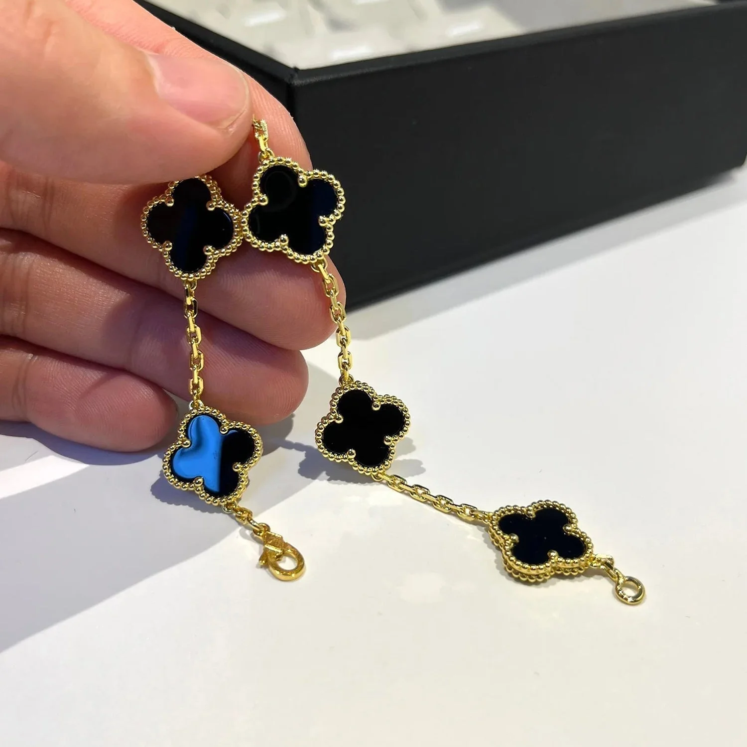 [Van Cleef & Arpels]  5 MOTIFS BLACK ONYX BRACELET
