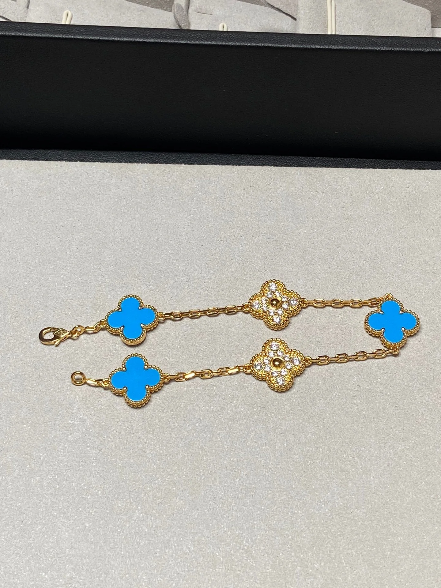 [Van Cleef & Arpels] 5 MOTIF BLUE CHALCEDONY DIAMOND GOLD BRACELET