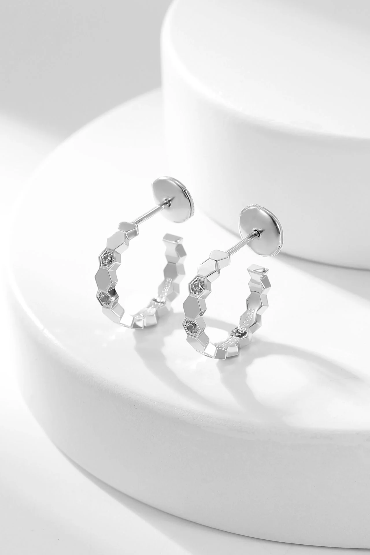 [Chaumet]BEE LOVE DIAMOND HOOP EARRINGS