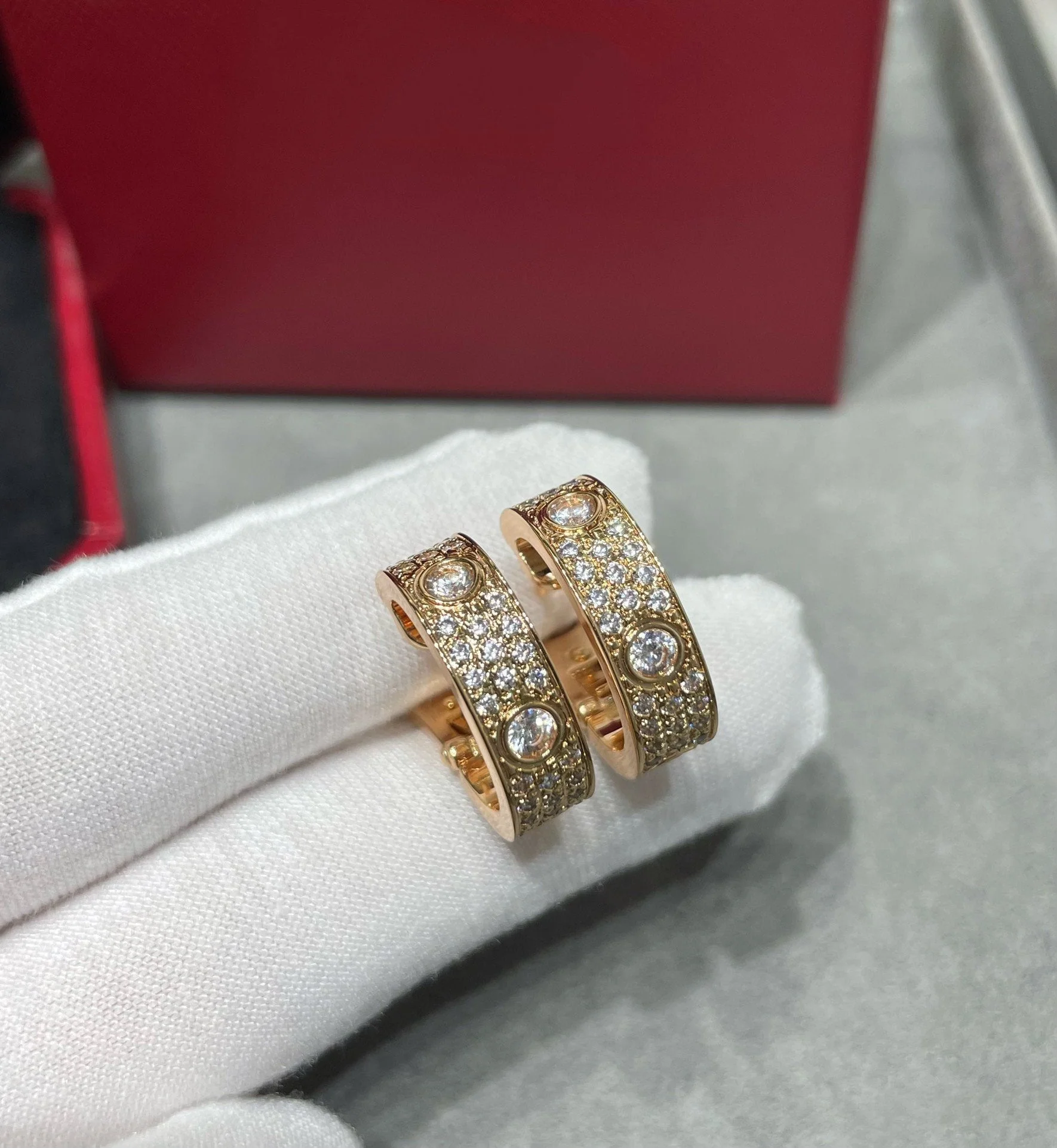 [Cartier]LOVE 5.5MM DIAMOND PAVED EARRINGS