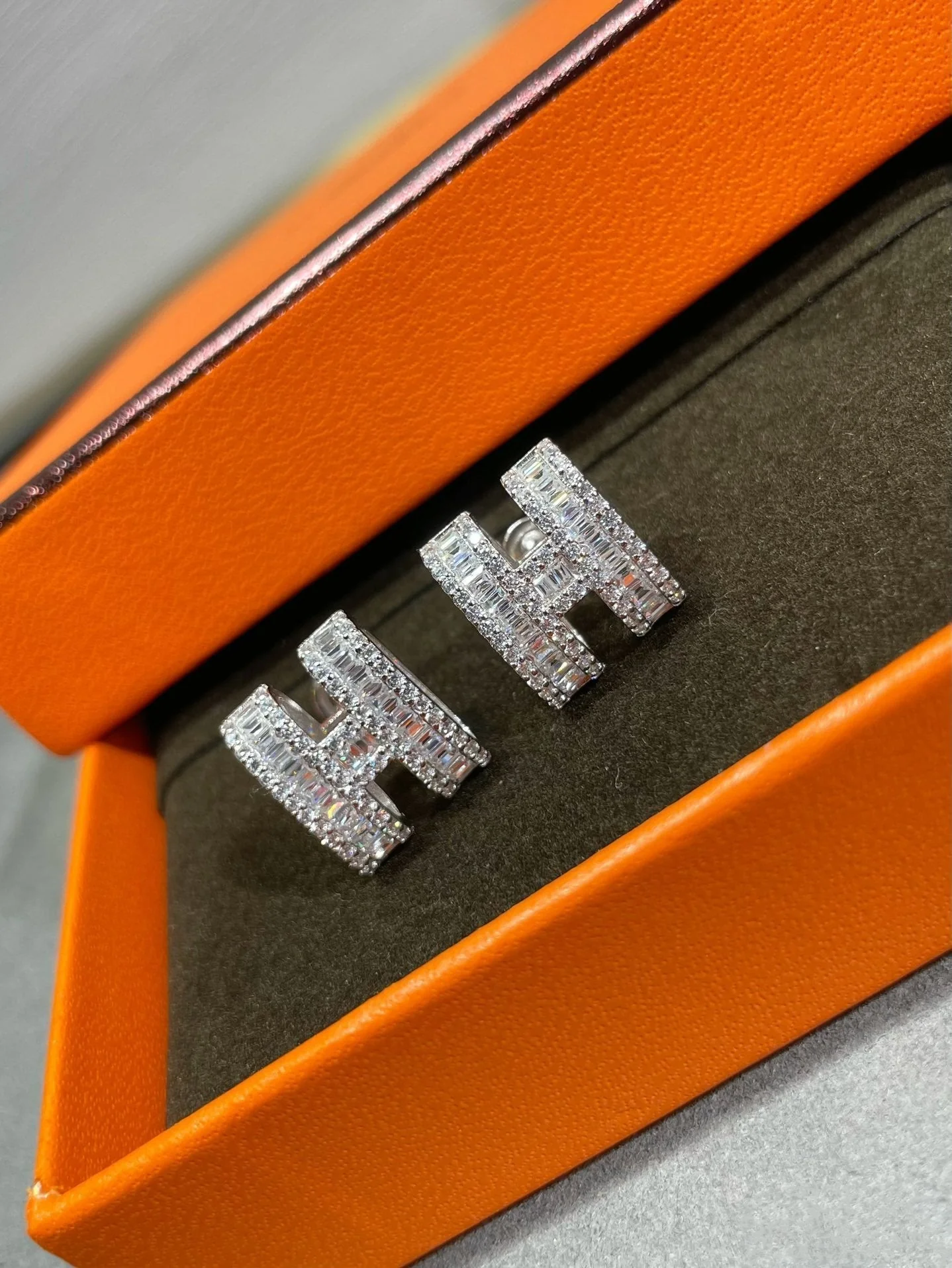 [Hermes]H STUD EARRINGS WITH SILVER DIAMONDS
