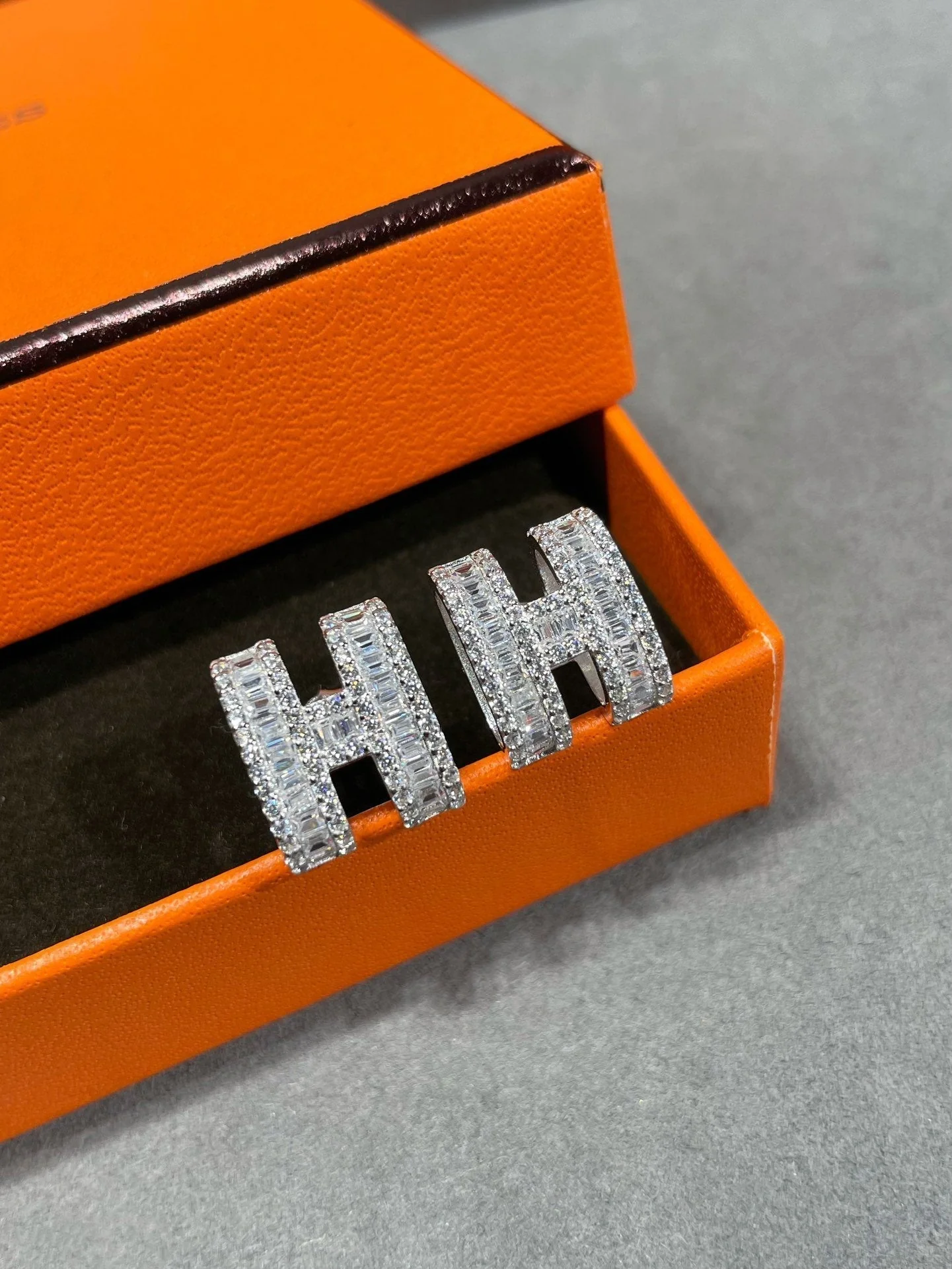 [Hermes]H STUD EARRINGS WITH SILVER DIAMONDS