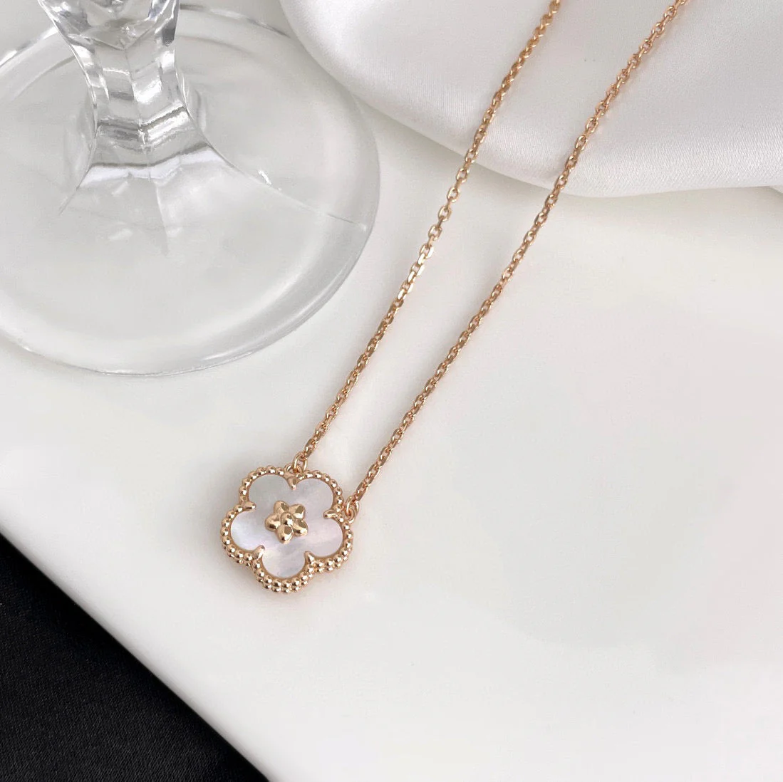 [Van Cleef & Arpels]LUCKY  WHITE MOP  PLUM BLOSSOM NECKLACE