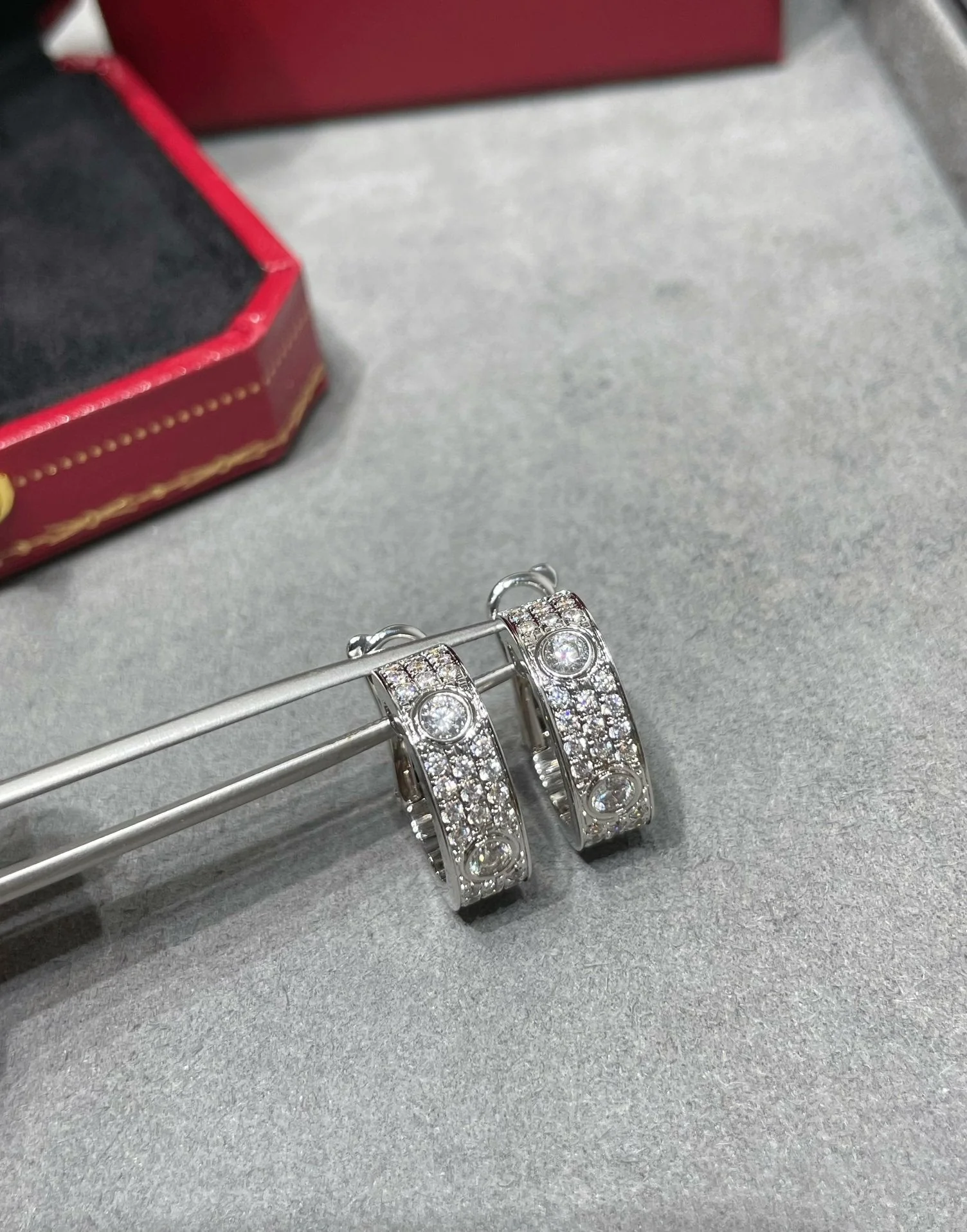 [Cartier]LOVE 5.5MM DIAMOND PAVED EARRINGS