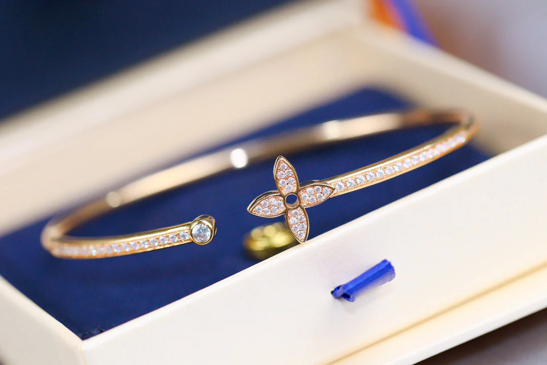 [Louis vuitton]IDYLLE PINK GOLD OPEN BRACELET DIAMOND PAVED