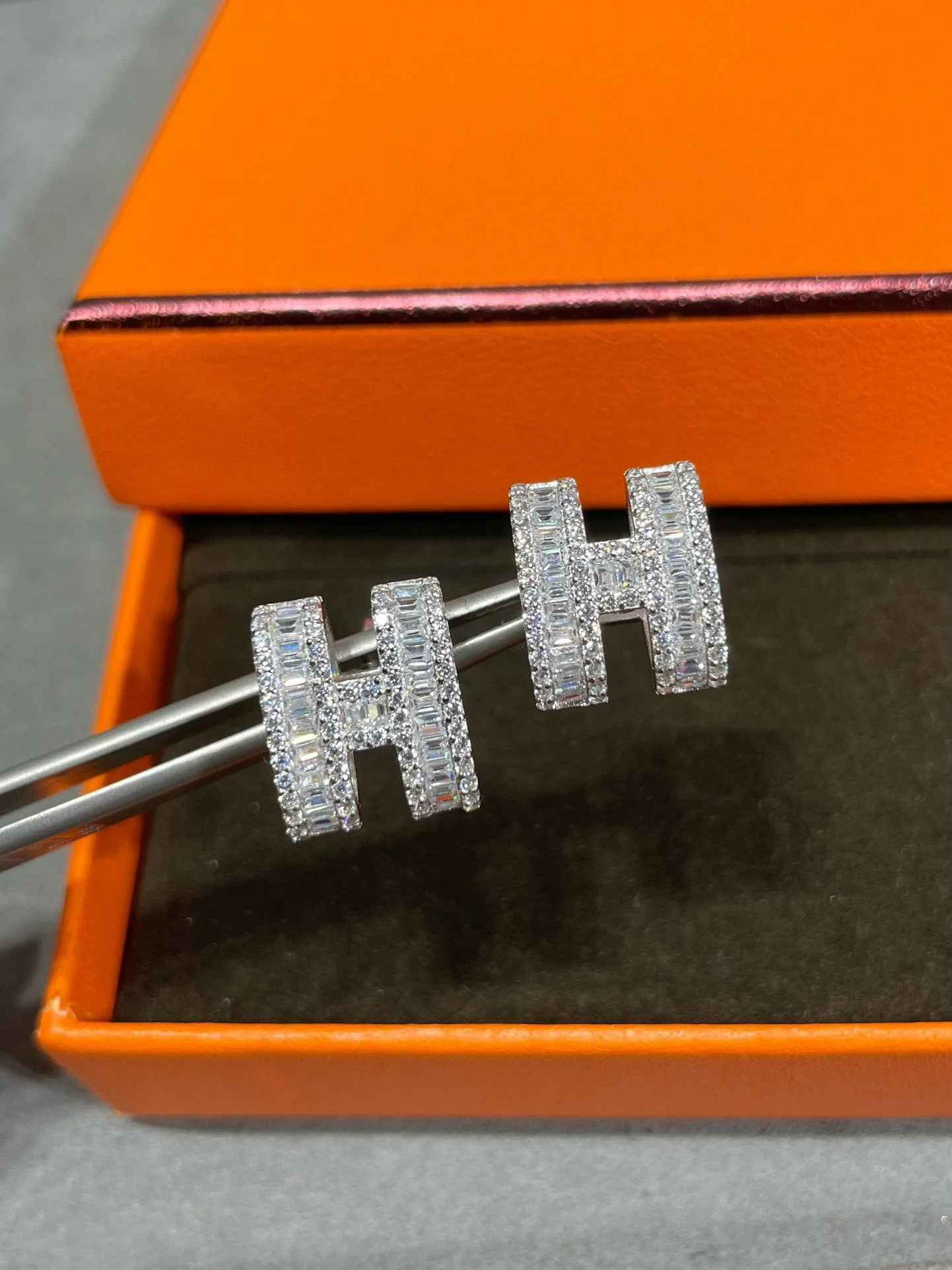 [Hermes]H STUD EARRINGS WITH SILVER DIAMONDS