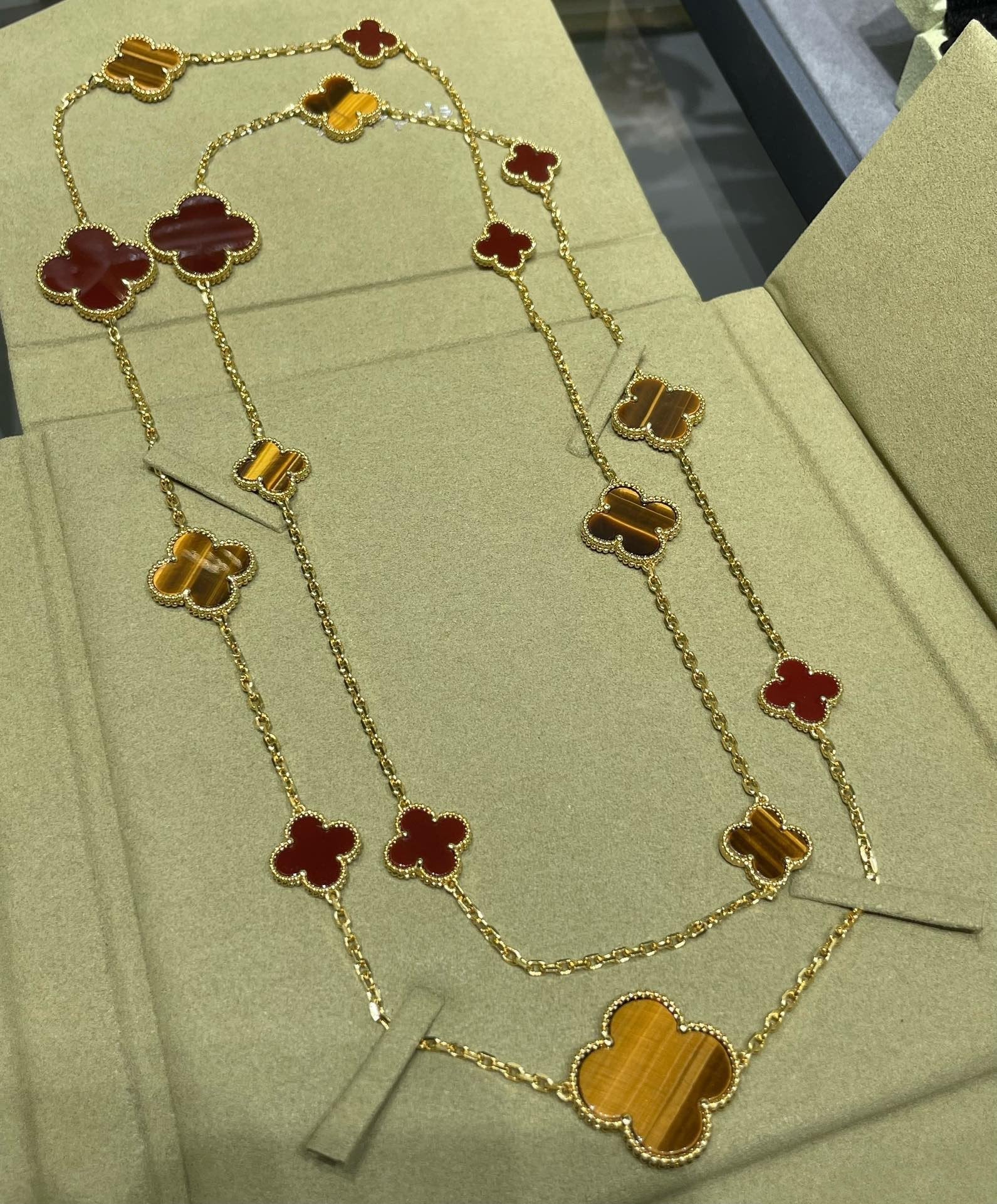 [Van Cleef & Arpels] 16 MOTIF CARNELIAN TIGER EYE ROSE GOLD NECKLACE