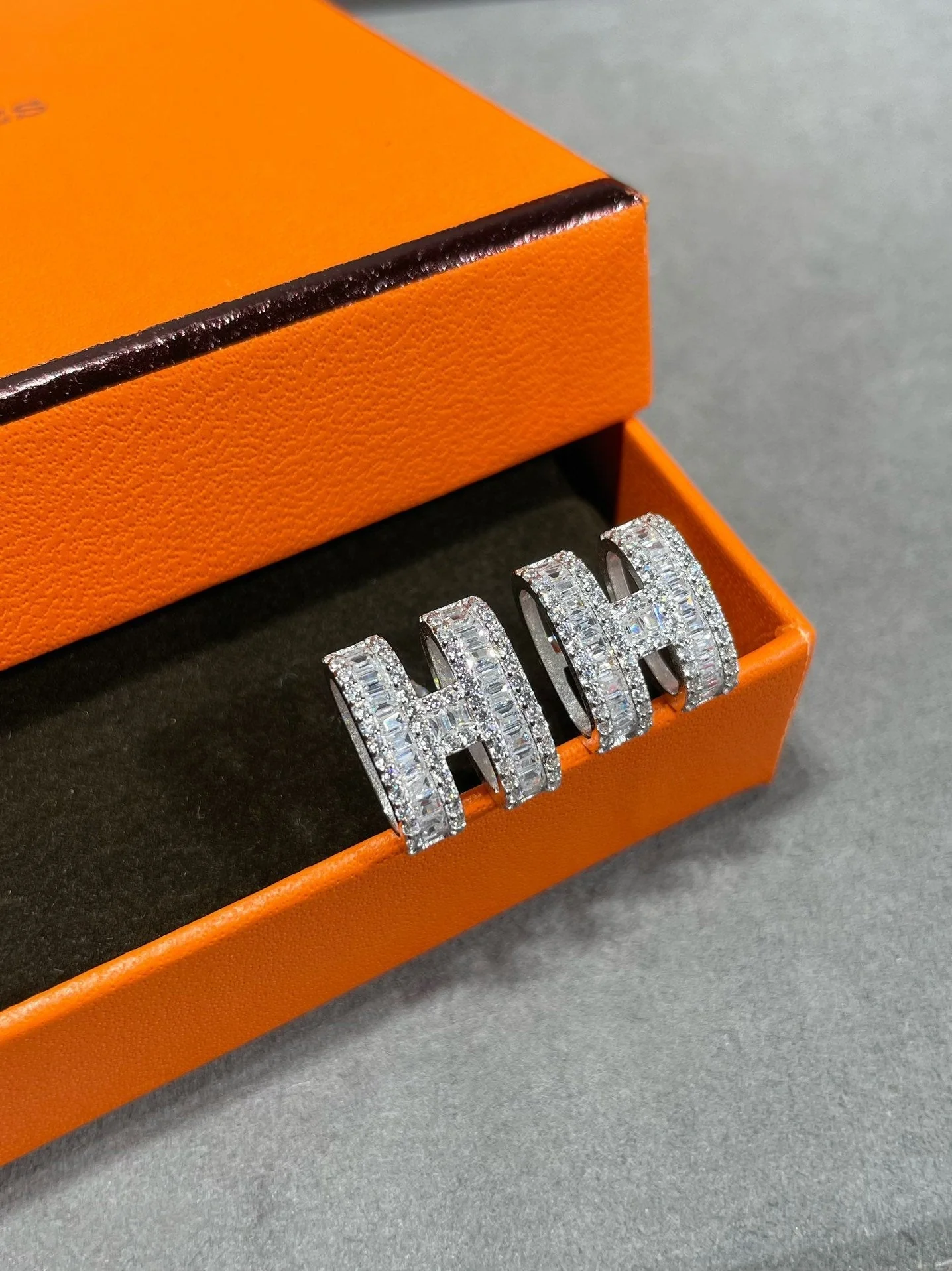 [Hermes]H STUD EARRINGS WITH SILVER DIAMONDS