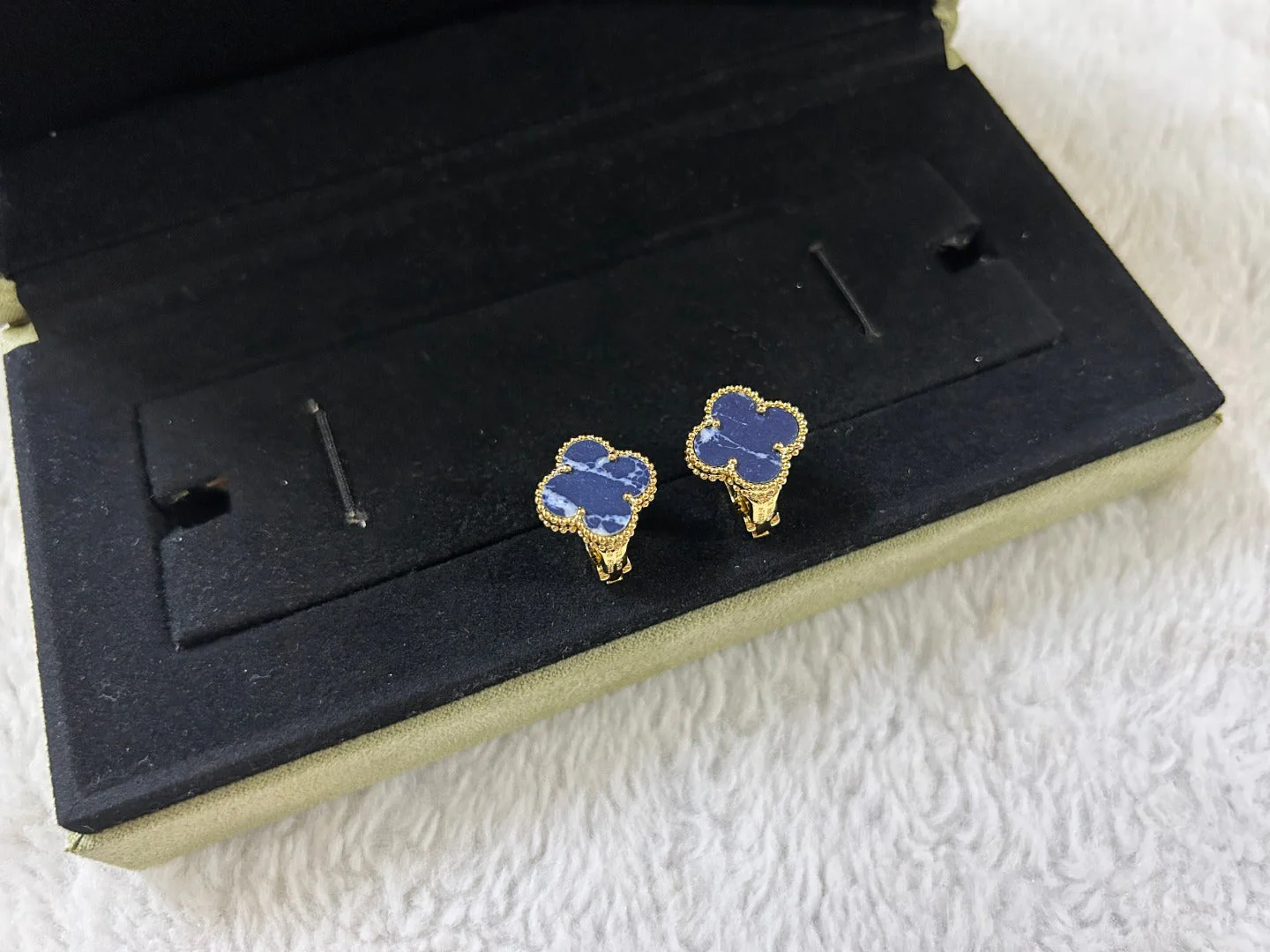 [Van Cleef & Arpels] PIETERSITE MEDIUM STUD EARRINGS
