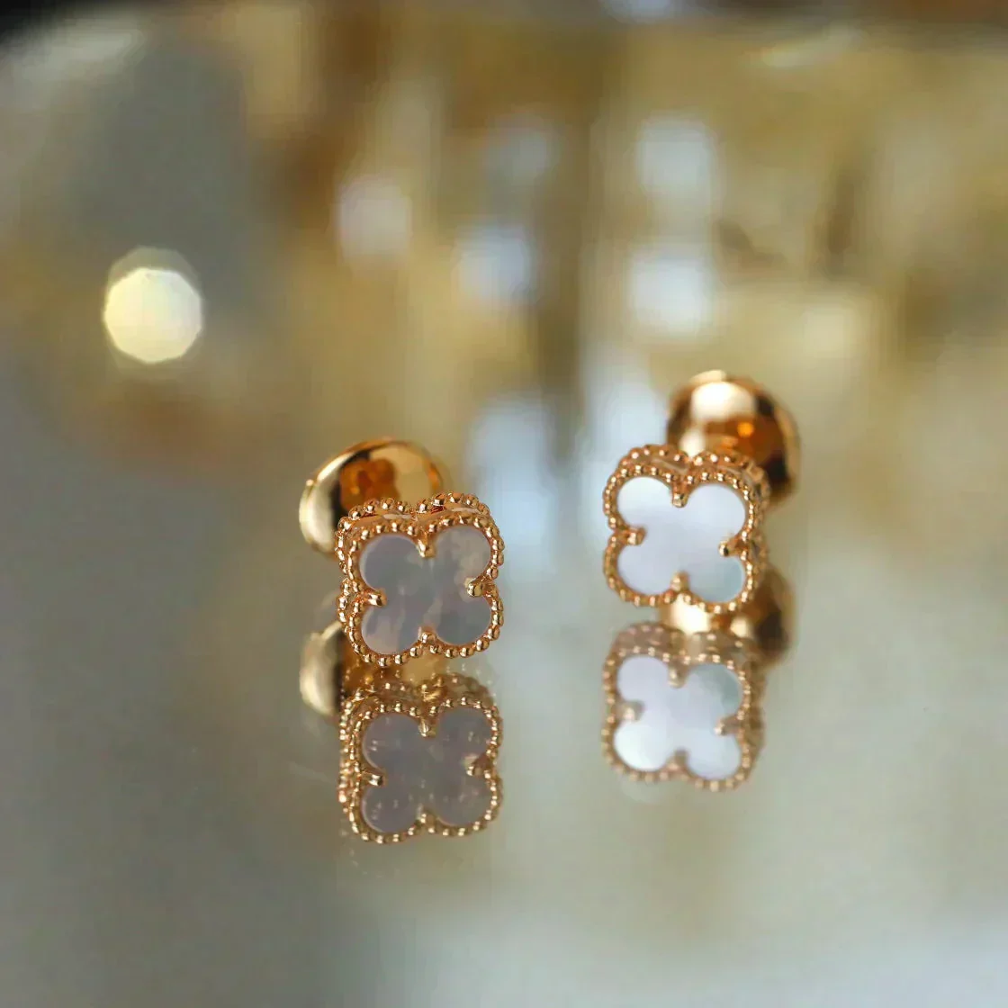 [Van Cleef & Arpels] MINI 9.5MM WHITE MOP EARRINGS