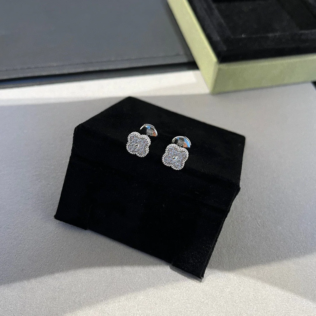 [Van Cleef & Arpels] MINI DIAMOND STUD EARRINGS