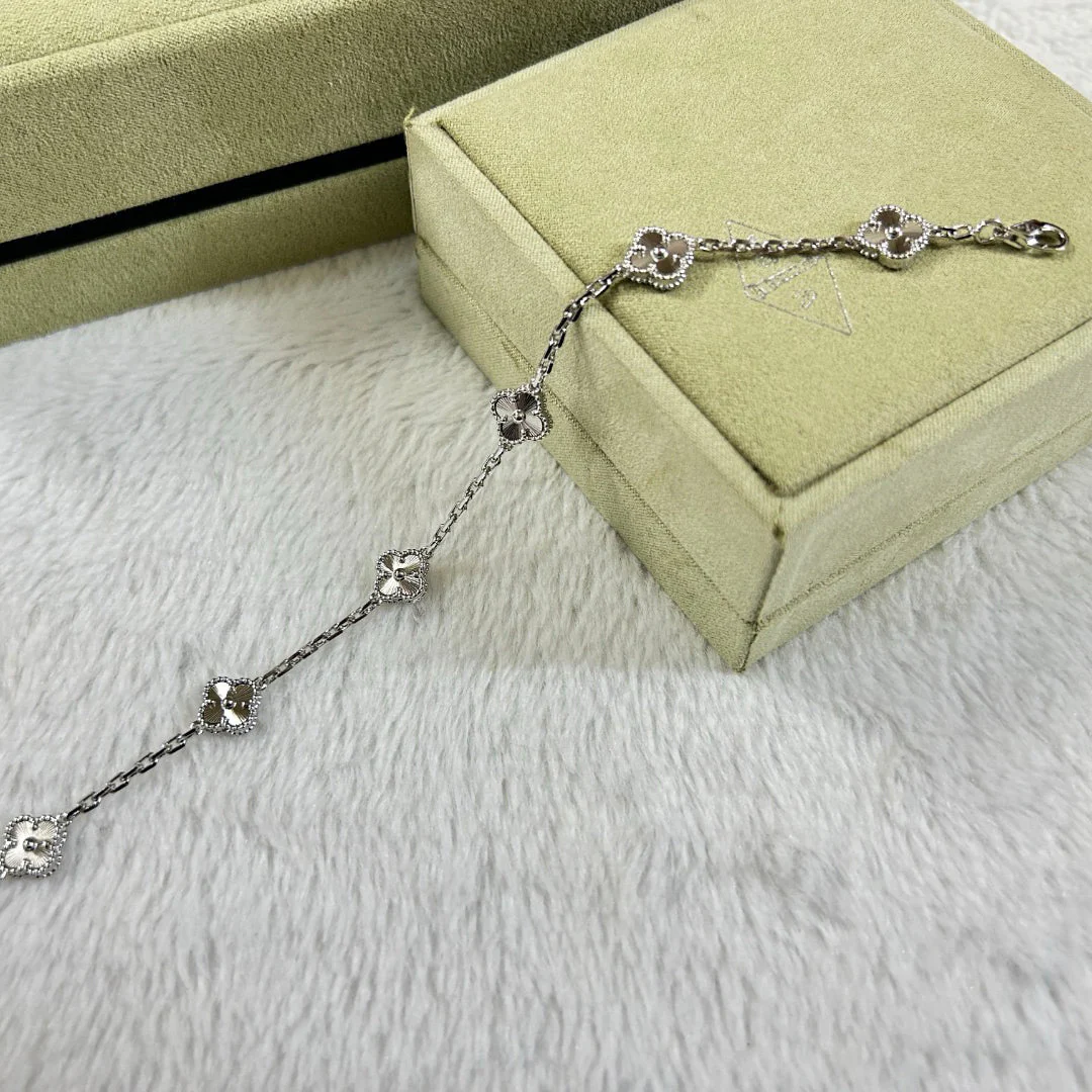 [Van Cleef & Arpels] 6 MOTIF DIAMOND BRACELET