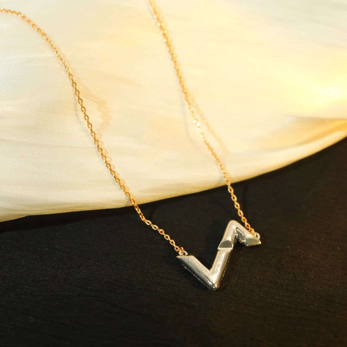 [Louis vuitton]VOLT SILVER DIAMOND PEDANT NECKLACE