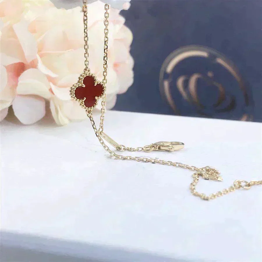 [Van Cleef & Arpels]  CARNELIAN SINGLE FLOWER BRACELET
