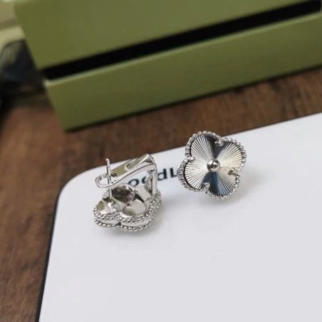 [Van Cleef & Arpels] MEDIUM STUD EARRINGS