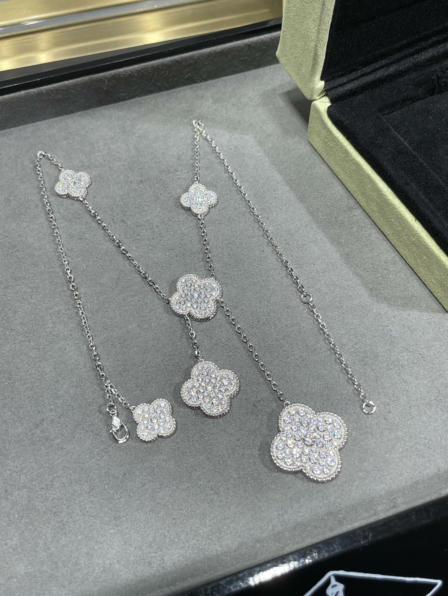[Van Cleef & Arpels] 6 MOTIF DIAMOND PAVED NECKLACE