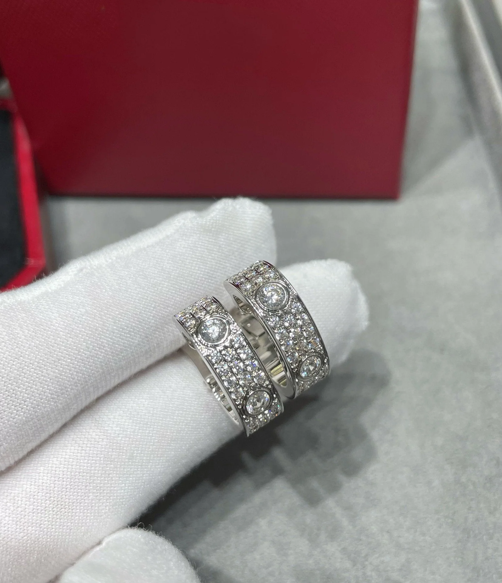 [Cartier]LOVE 5.5MM DIAMOND PAVED EARRINGS