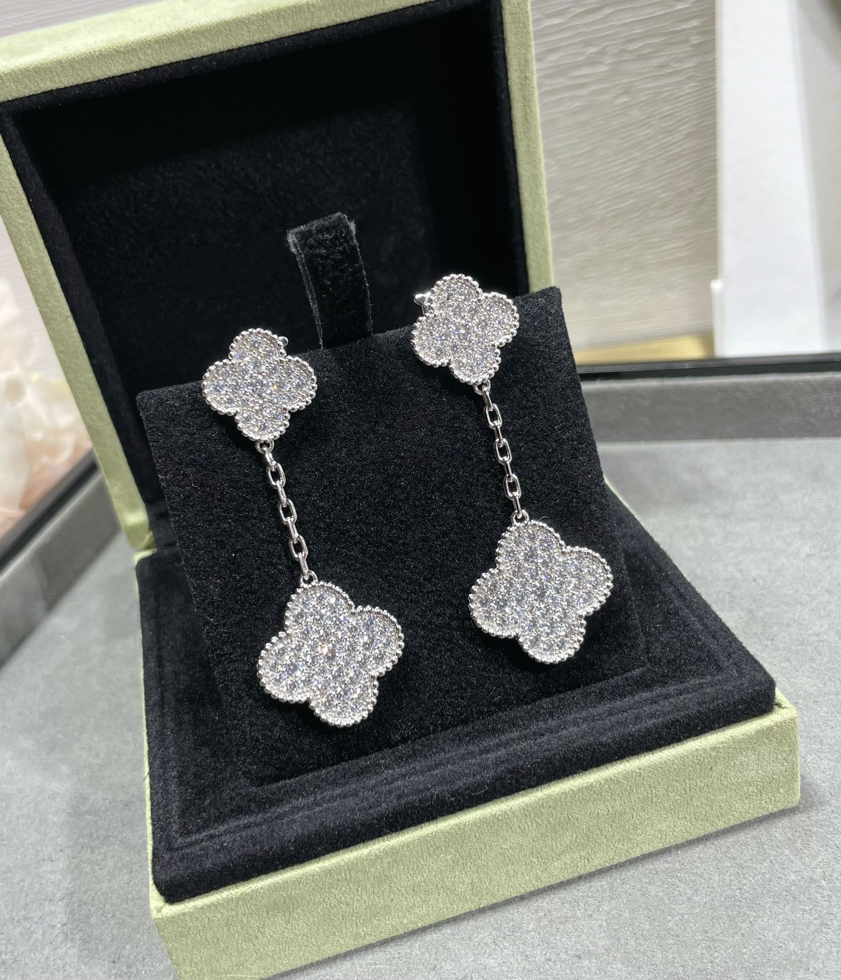 [Van Cleef & Arpels] 2 MOTIFS DIAMOND PAVED SILVER EARRINGS