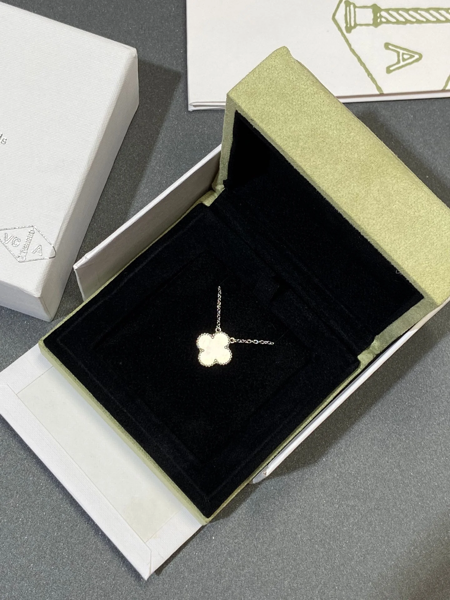 [Van Cleef & Arpels] MEDIUM SILVER WHITE MOP NECKLACE