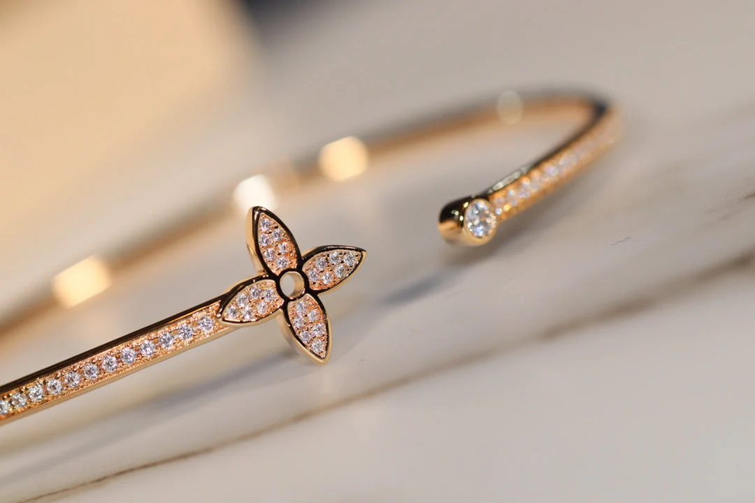 [Louis vuitton]IDYLLE GOLD OPEN BRACELET DIAMOND PAVED