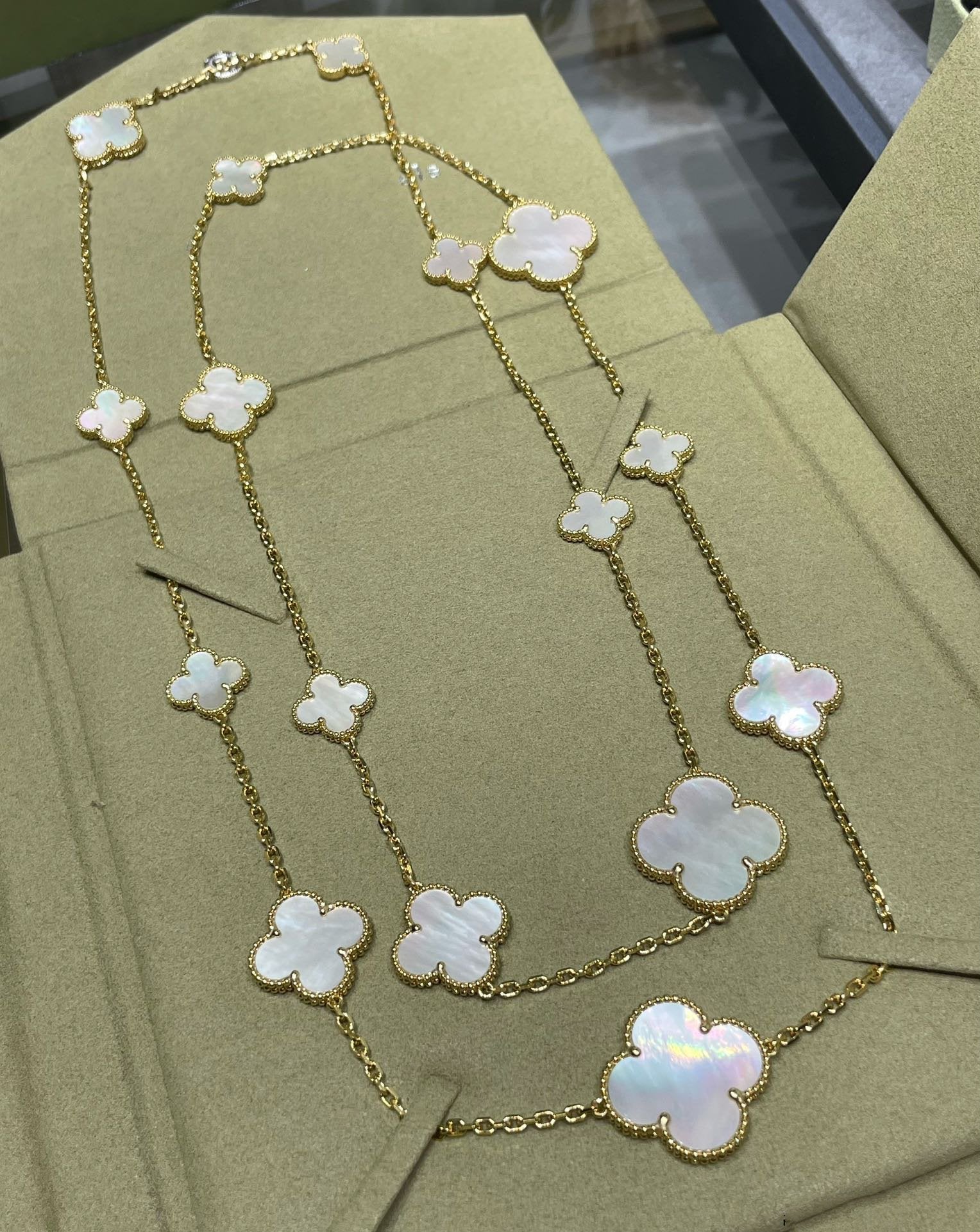 [Van Cleef & Arpels] 16 MOTIF WHITE MOP GOLD NECKLACE