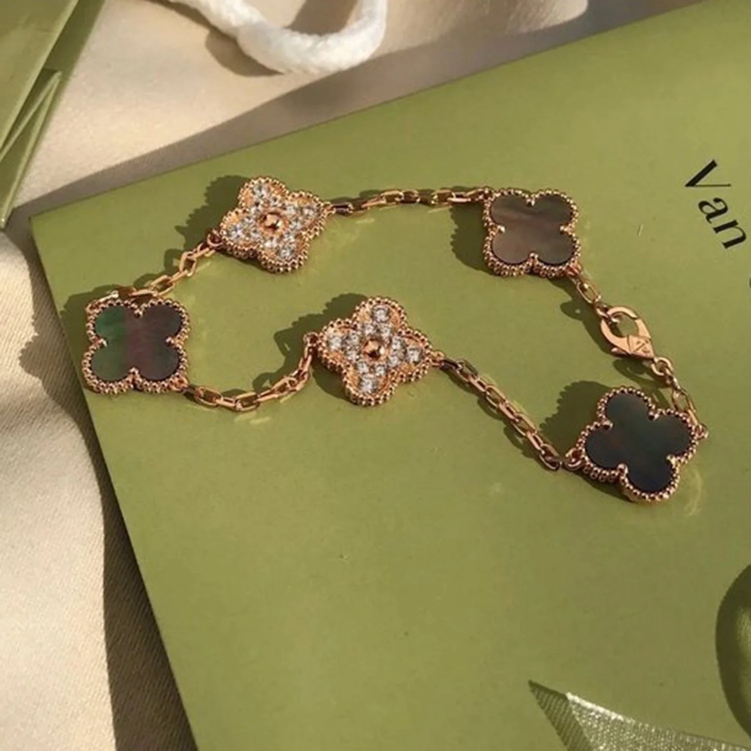 [Van Cleef & Arpels] 5 MOTIF GRAY MOP DIAMOND BRACELET