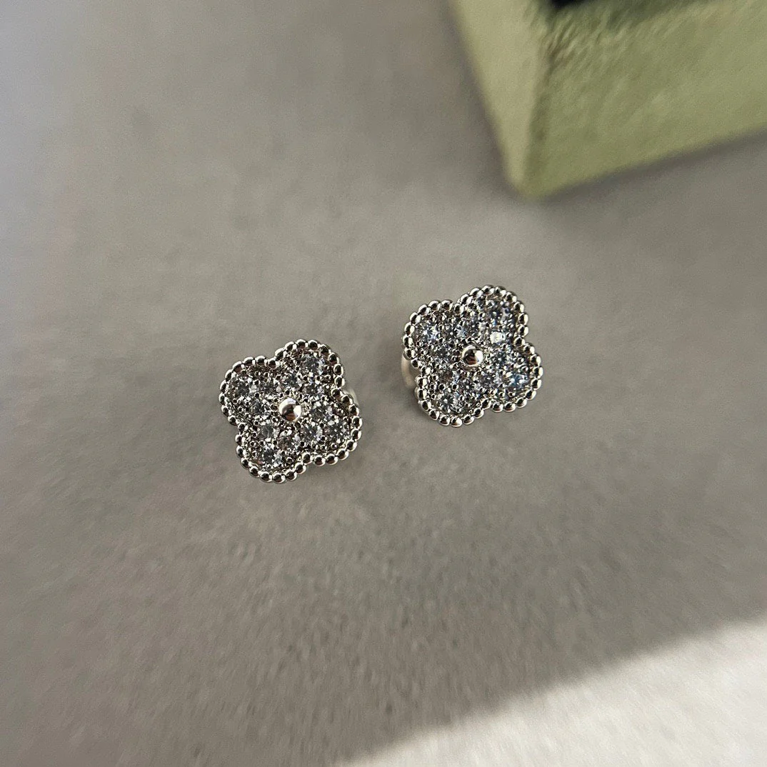 [Van Cleef & Arpels] MINI DIAMOND STUD EARRINGS