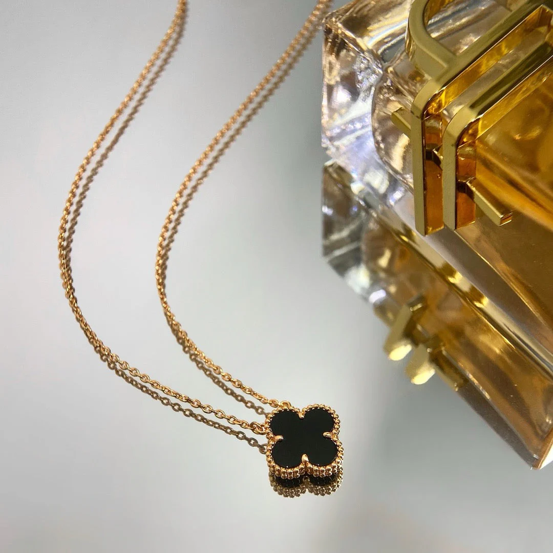 [Van Cleef & Arpels] 15MM BLACK ONYX SINGLE FLOWER NECKLACE