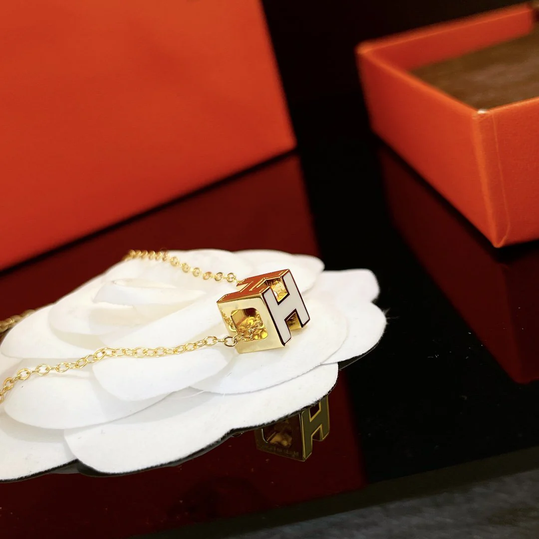 [Hermes]H WHITE SQUARE GOLD NECKLACE
