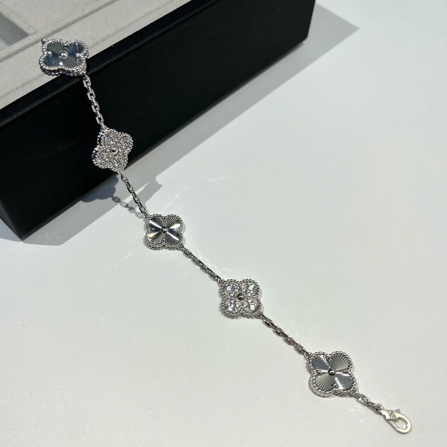 [Van Cleef & Arpels] 5 MOTIF SILVER DIAMOND BRACELET
