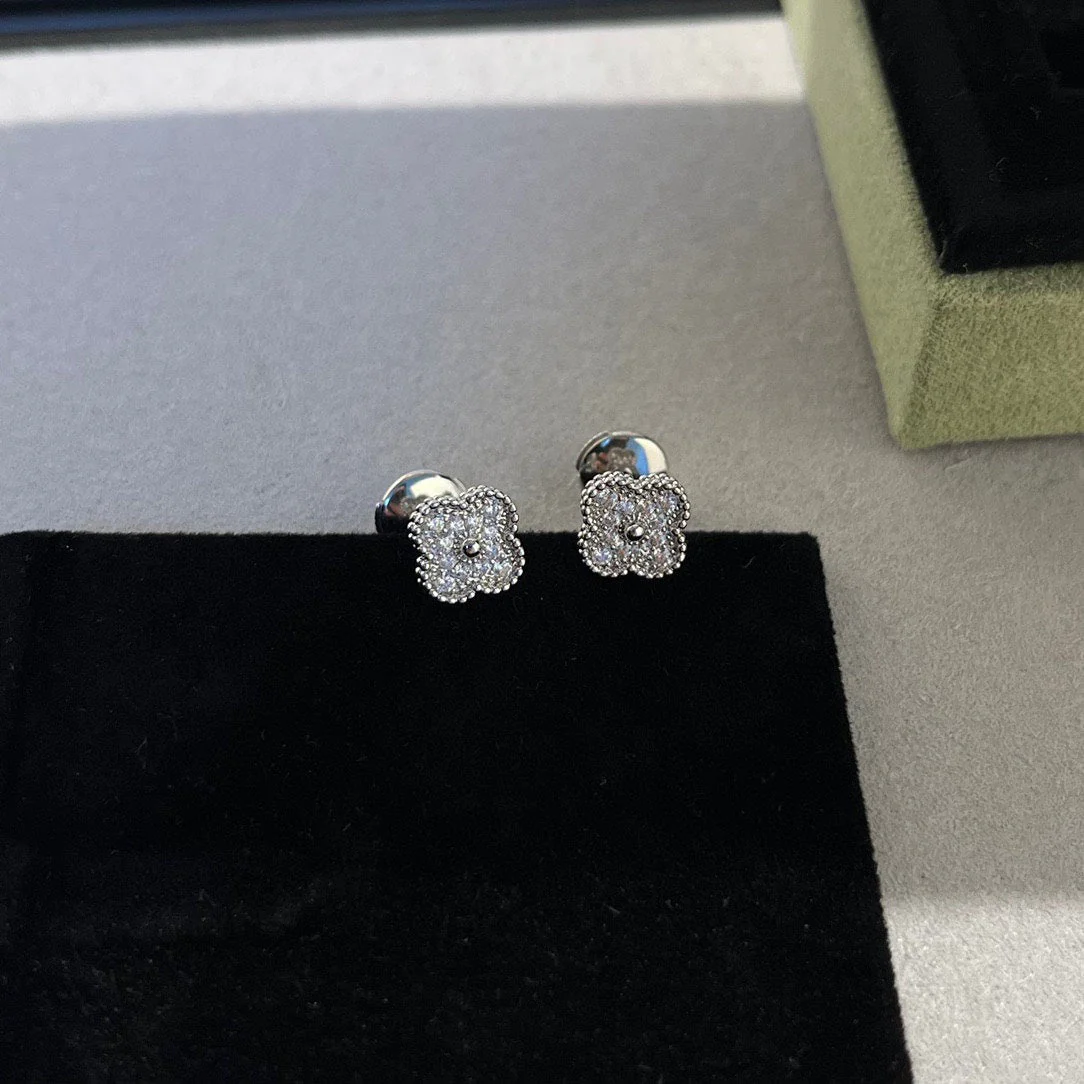 [Van Cleef & Arpels] MINI DIAMOND STUD EARRINGS