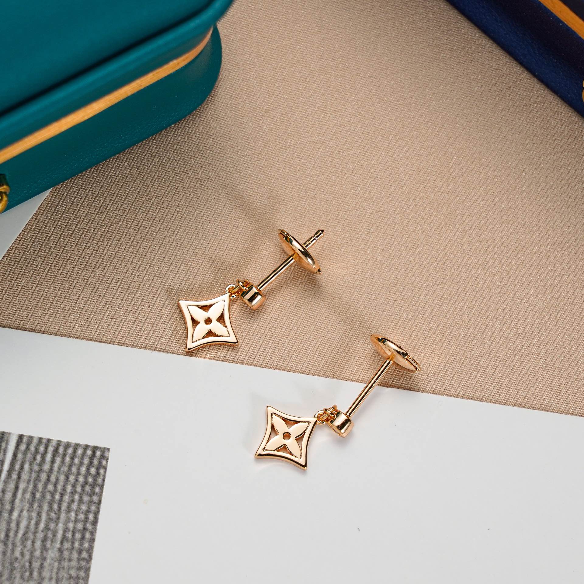 [Louis vuitton]STAR EARRINGS GOLD