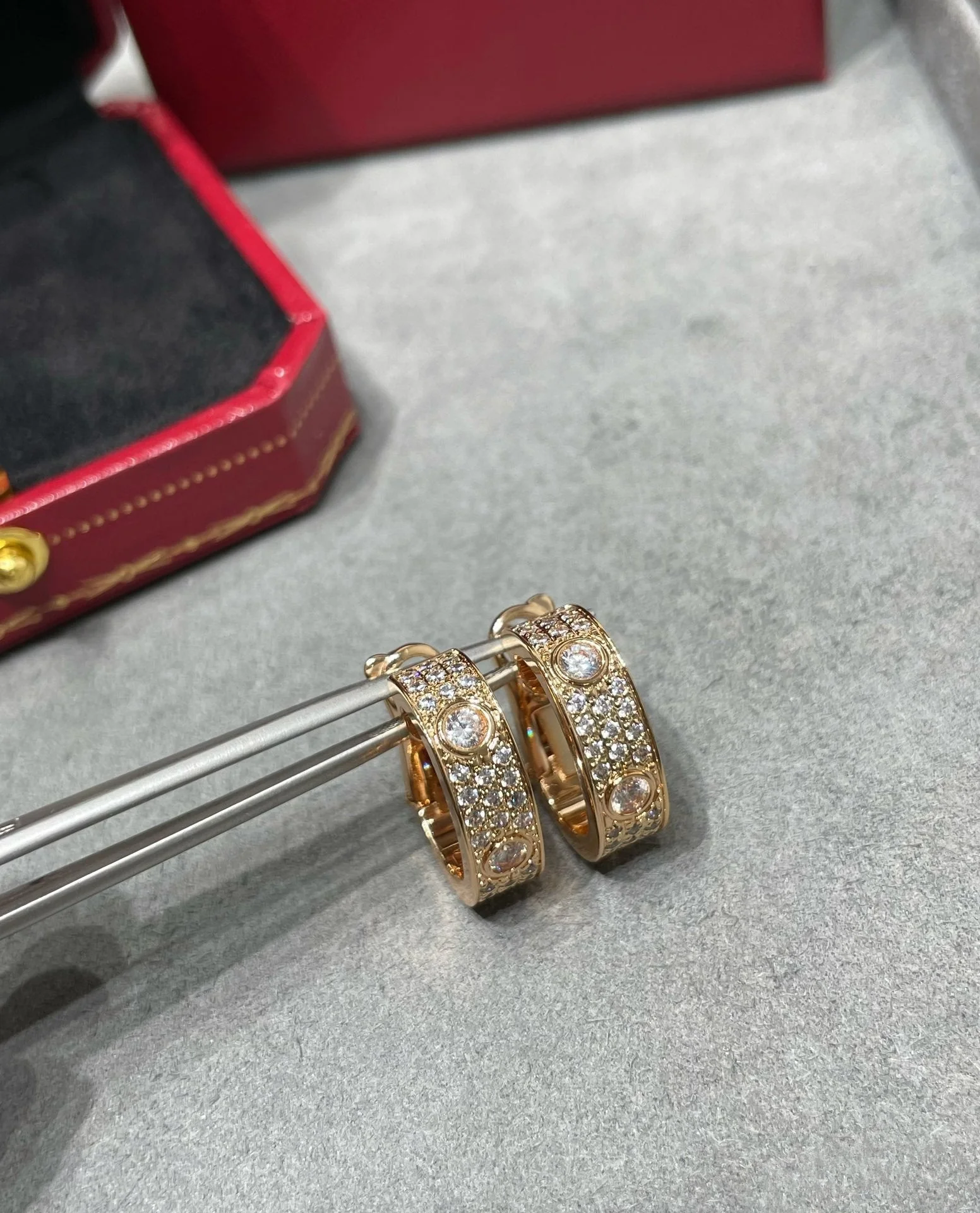 [Cartier]LOVE 5.5MM DIAMOND PAVED EARRINGS