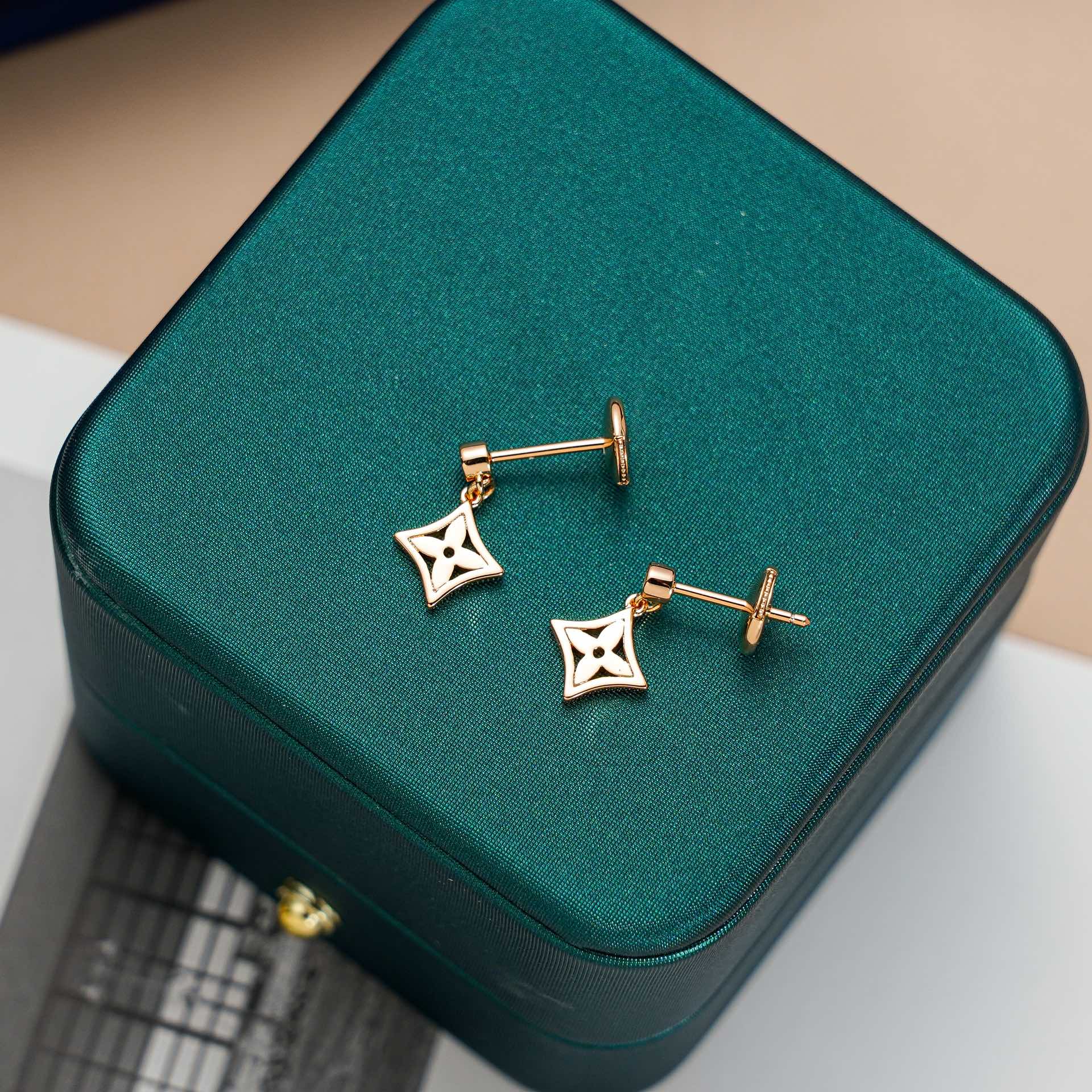 [Louis vuitton]STAR EARRINGS GOLD
