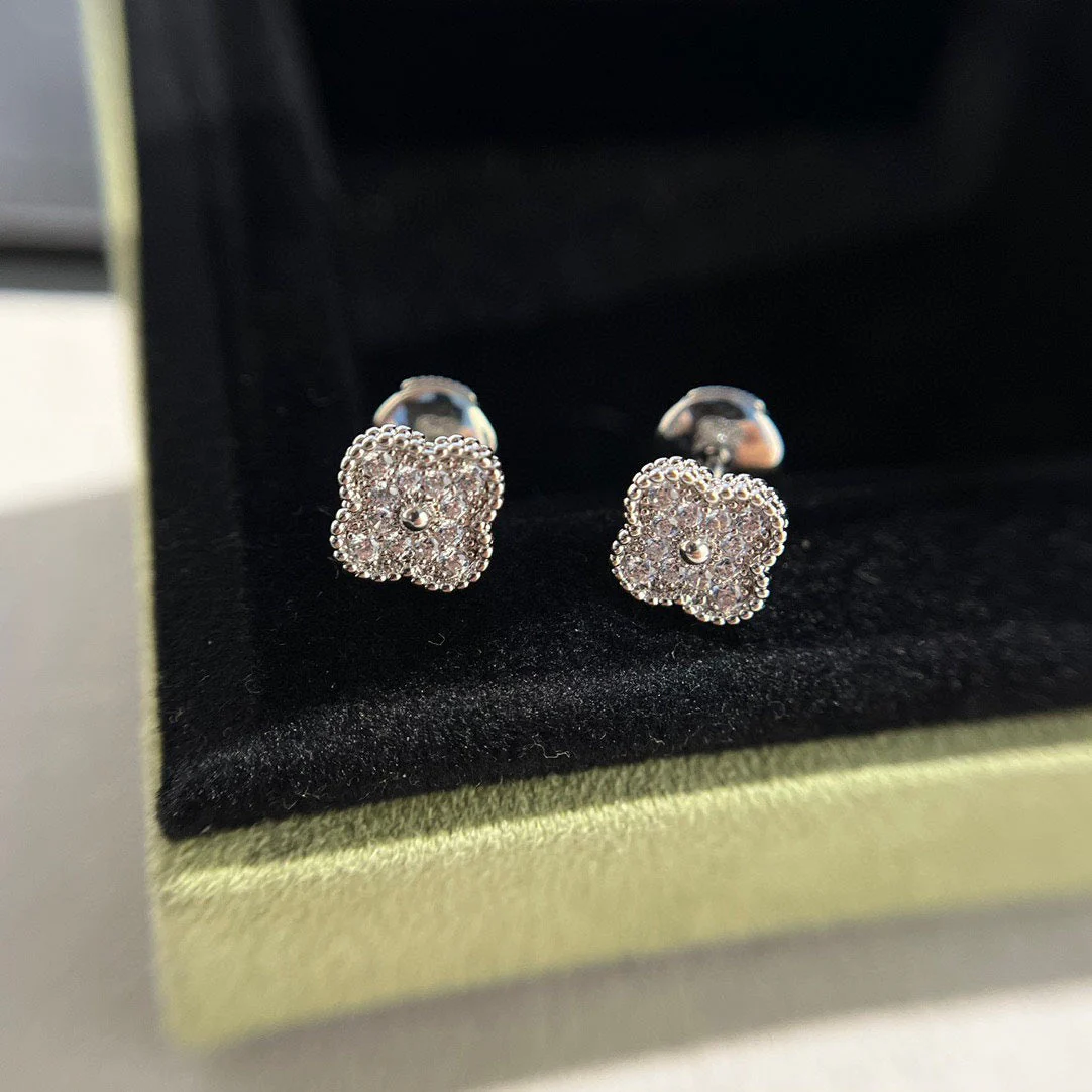 [Van Cleef & Arpels] MINI DIAMOND STUD EARRINGS