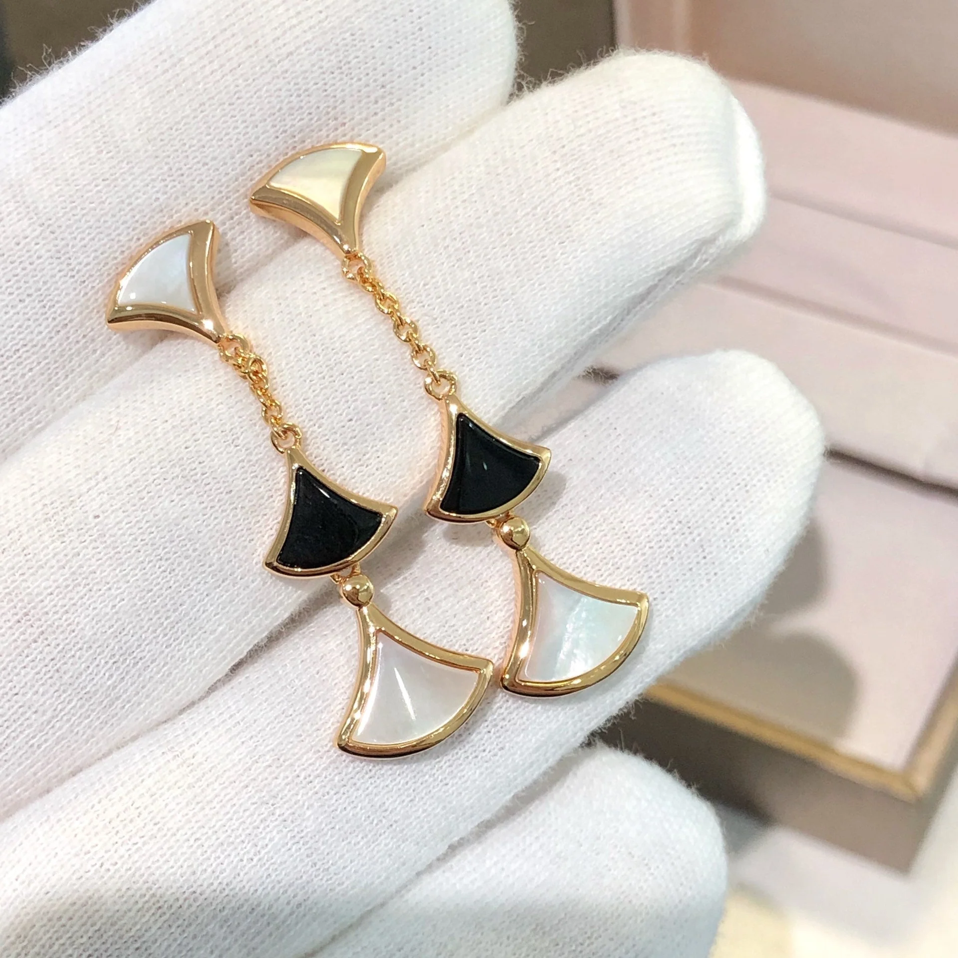 [Bulgari]DREAM EARRINGS 3 MOTIFS ONYX MOP PINK GOLD