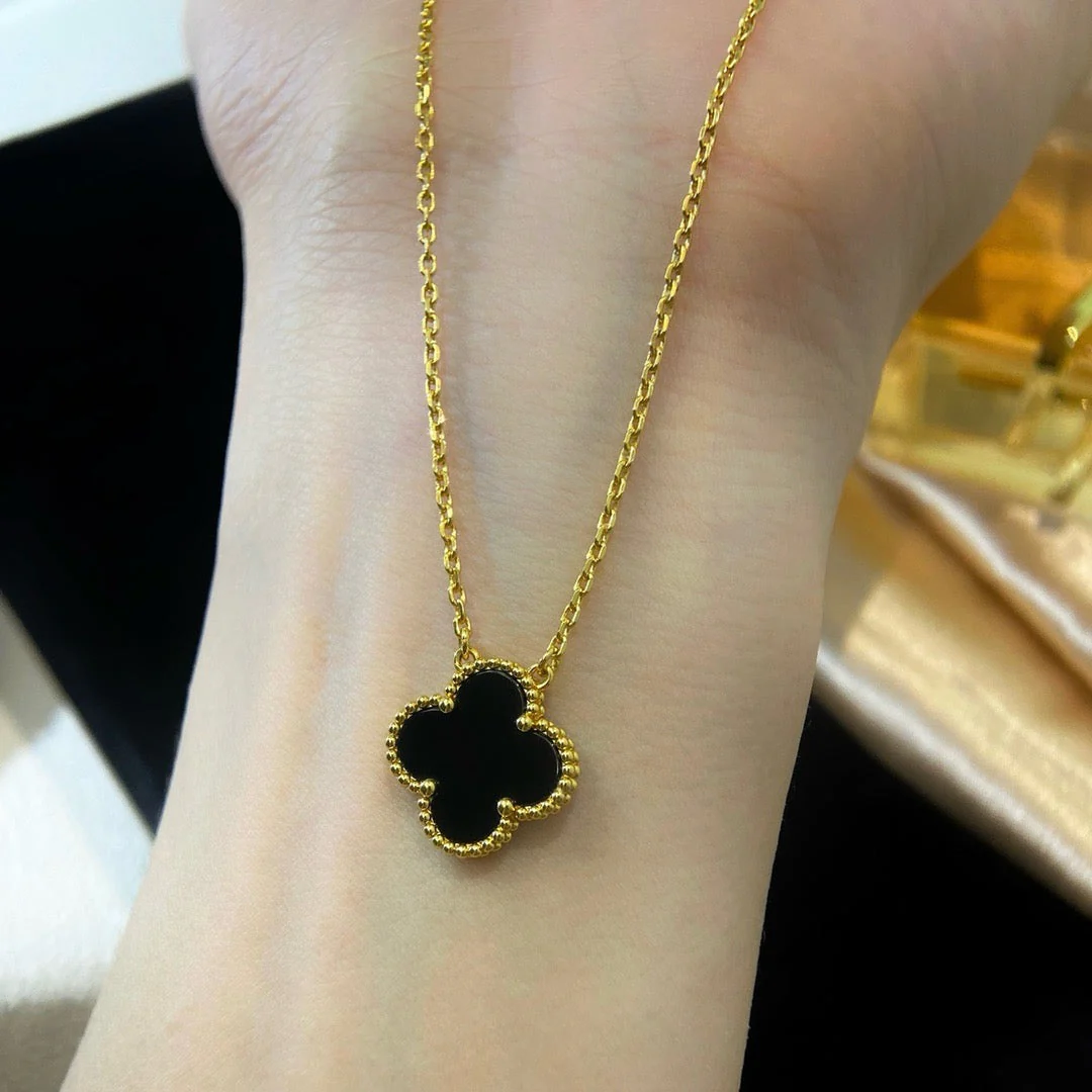 [Van Cleef & Arpels] 15MM BLACK ONYX SINGLE FLOWER NECKLACE