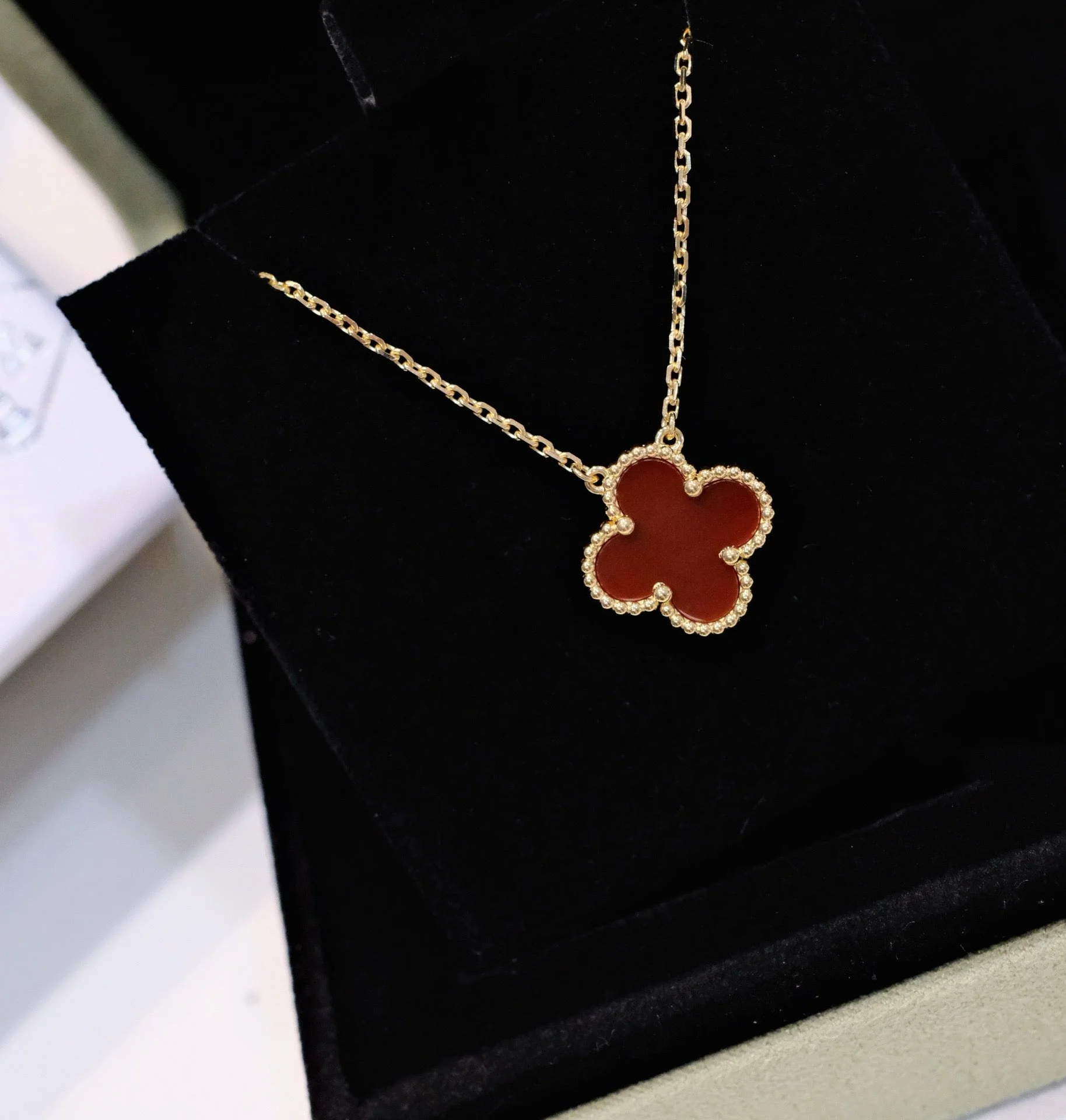[Van Cleef & Arpels] 15MM CARNELIAN SINGLE FLOWER NECKLACE