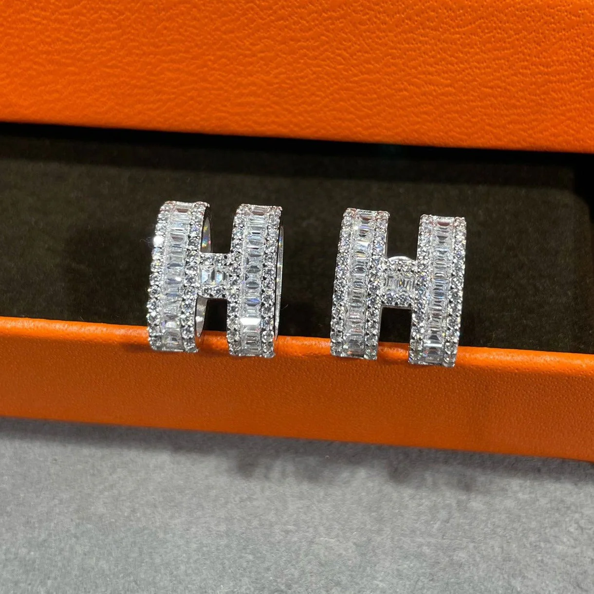 [Hermes]H STUD EARRINGS WITH SILVER DIAMONDS