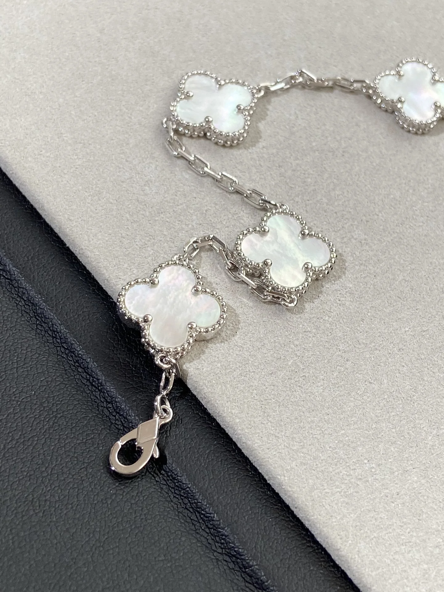 [Van Cleef & Arpels] SILVER MOP 5 MOTIF BRACELET