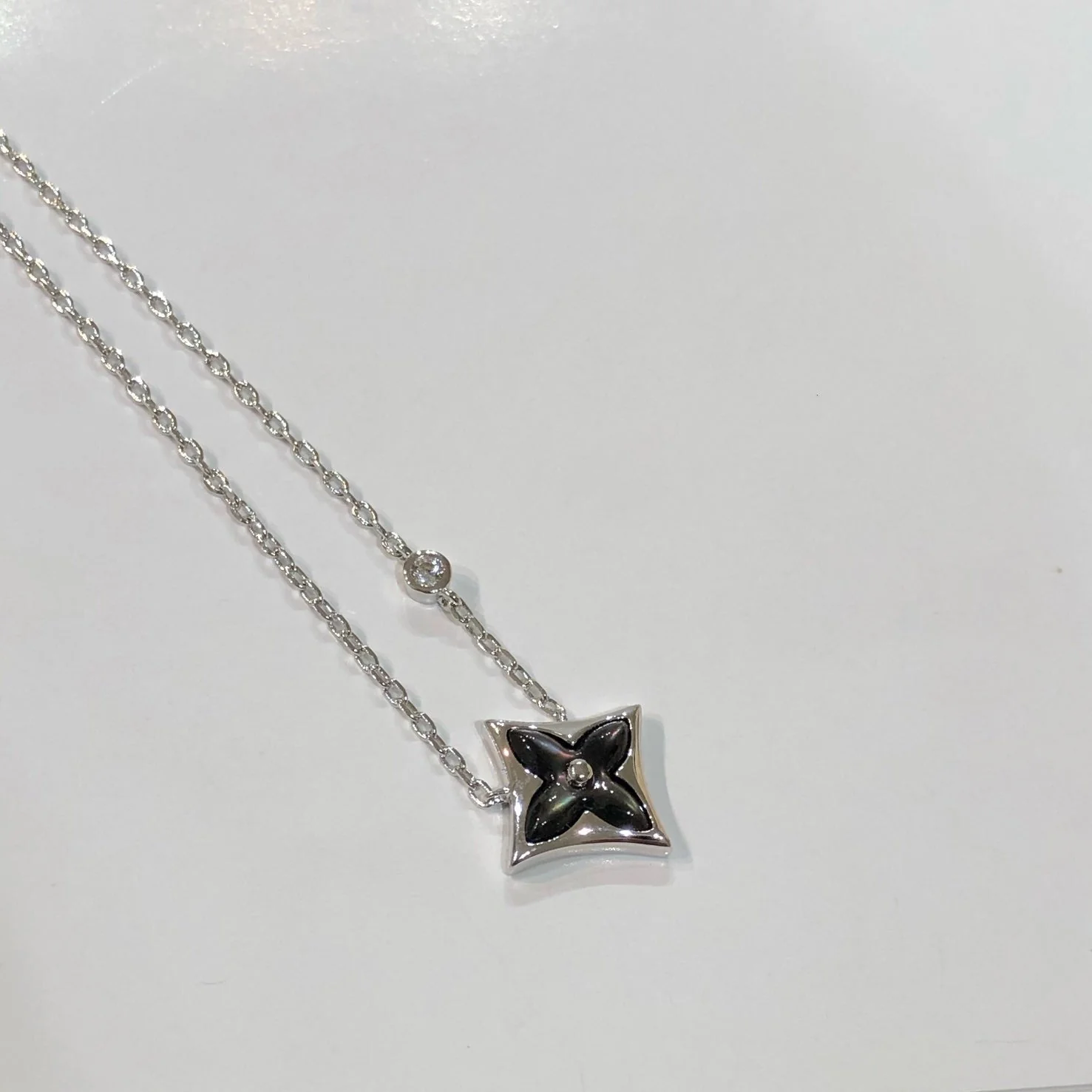 [Louis vuitton]STAR BLACK MOP NECKLACE