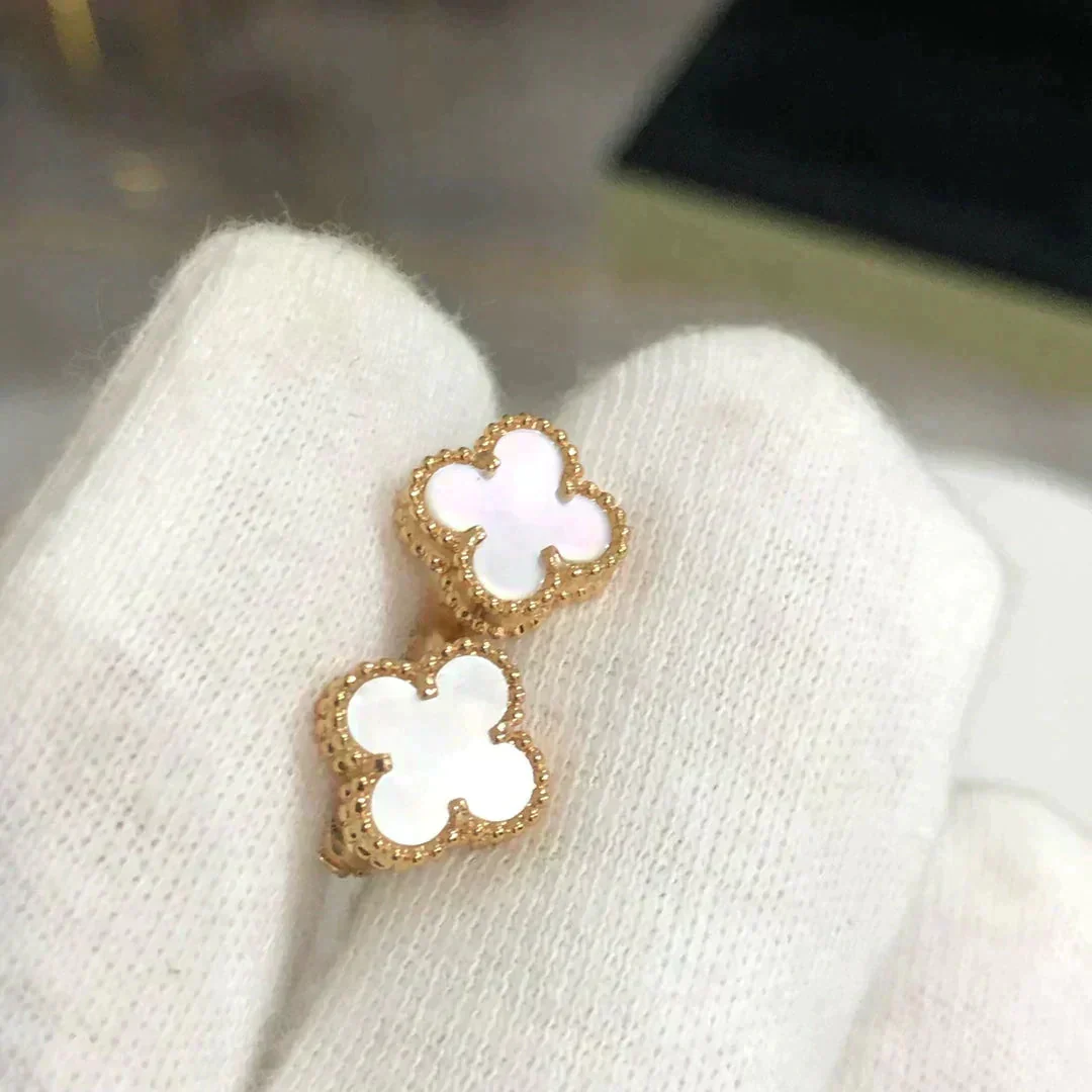 [Van Cleef & Arpels] MINI 9.5MM WHITE MOP EARRINGS