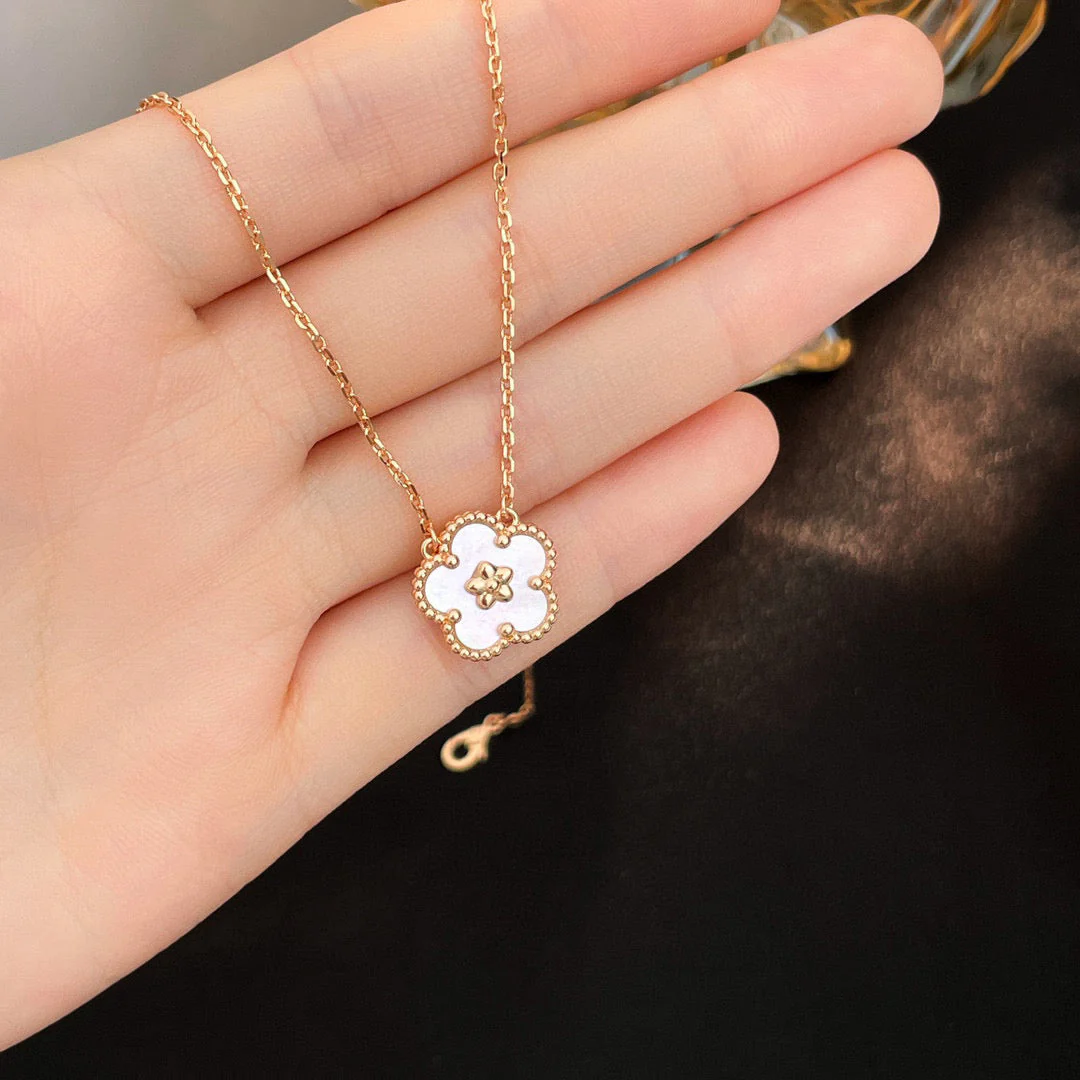 [Van Cleef & Arpels]LUCKY  WHITE MOP  PLUM BLOSSOM NECKLACE